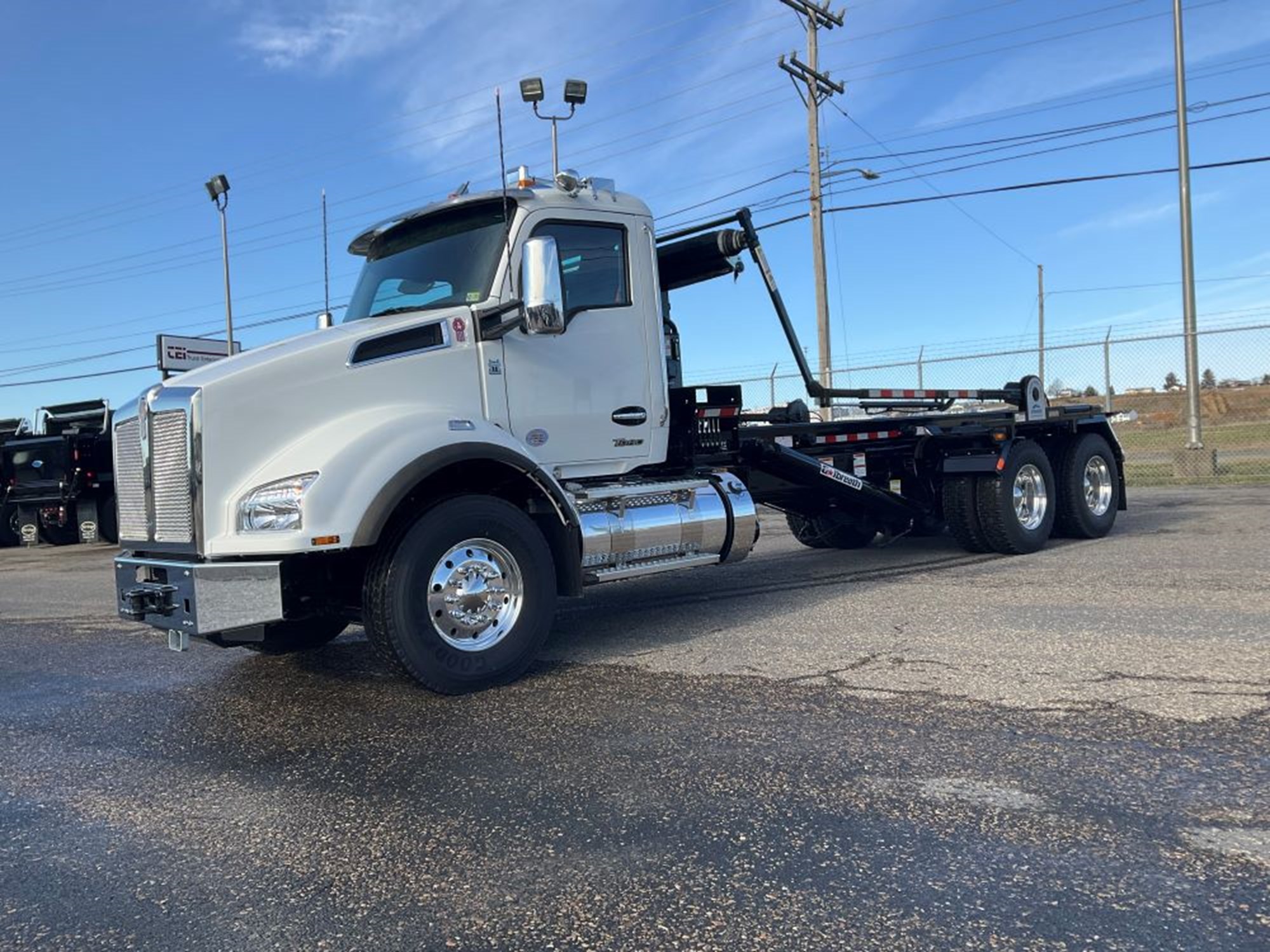 2024 Kenworth T880 - image 1 of 6