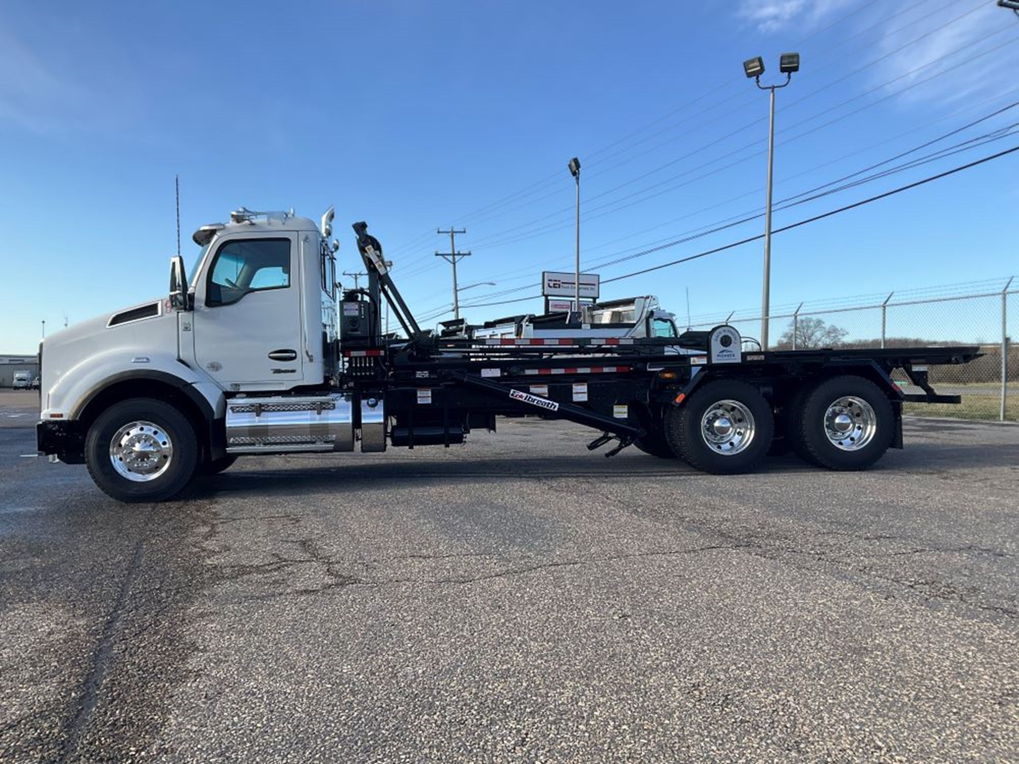 2024 Kenworth T880 - image 2 of 6