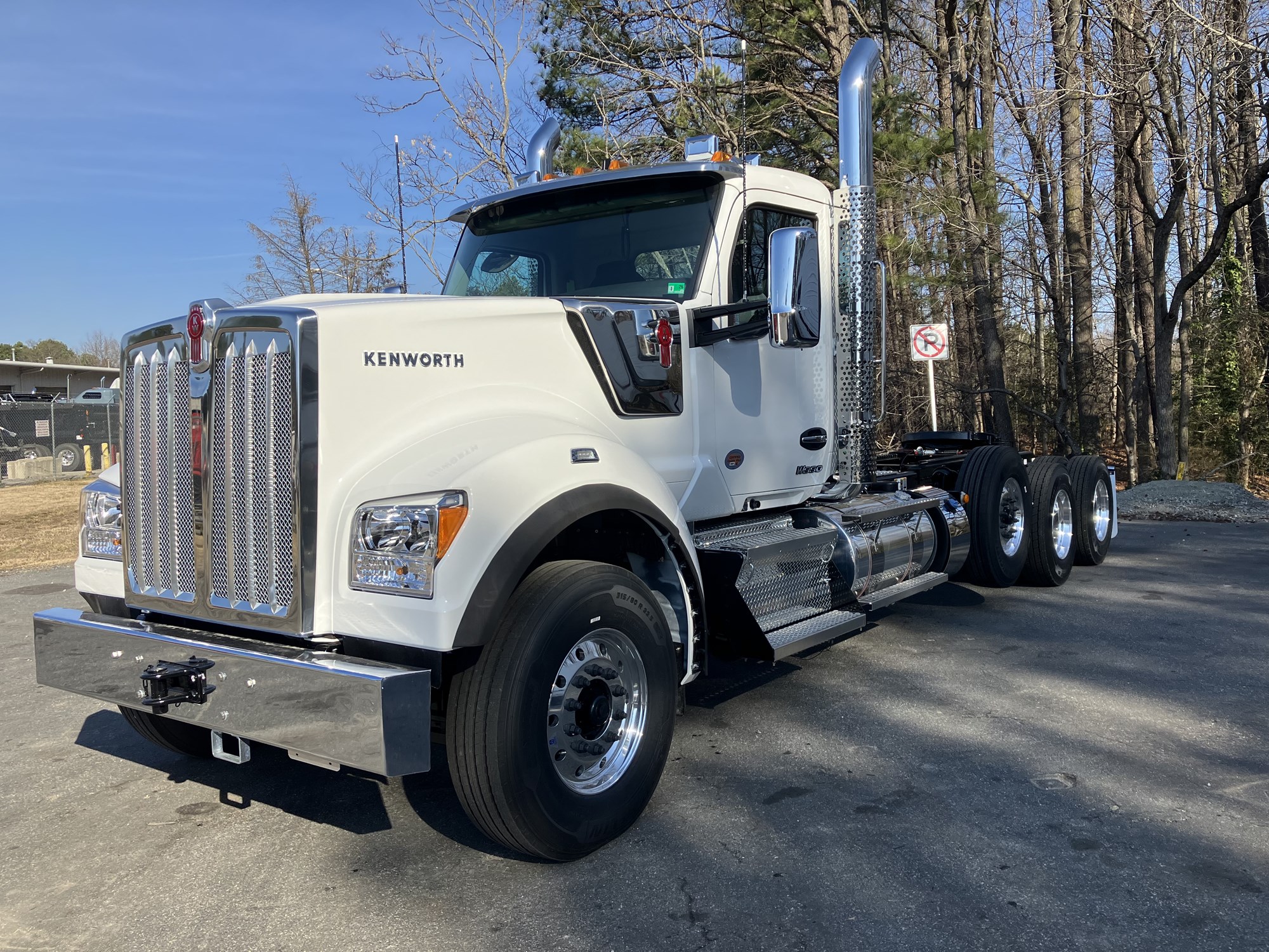 2025 Kenworth W990 - image 3 of 6