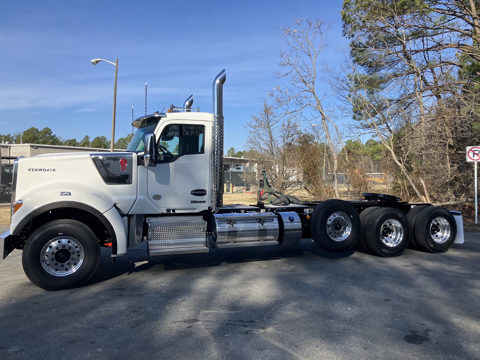 2025 Kenworth W990 - image 4 of 6