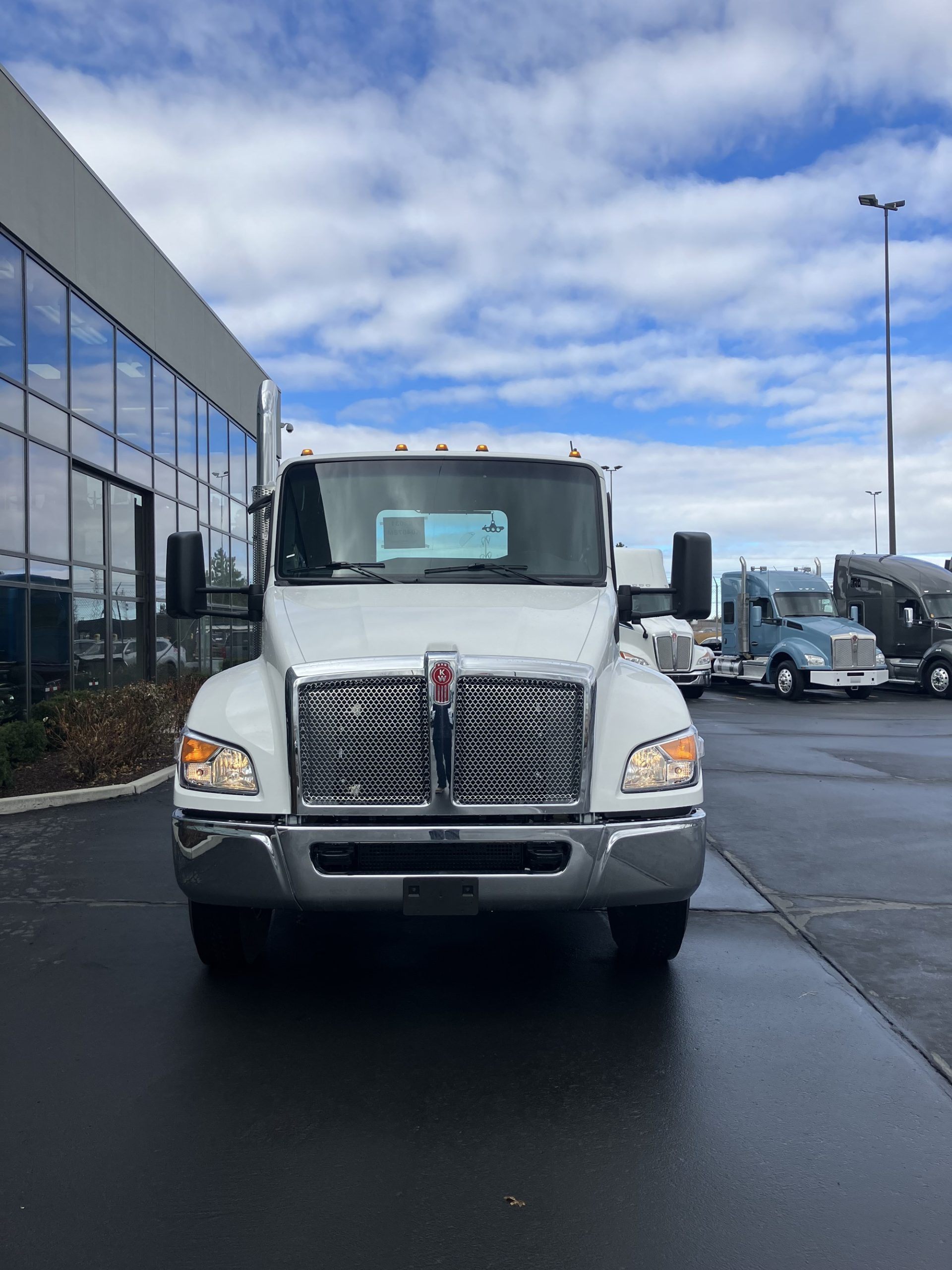 2025 Kenworth T480 - image 2 of 6