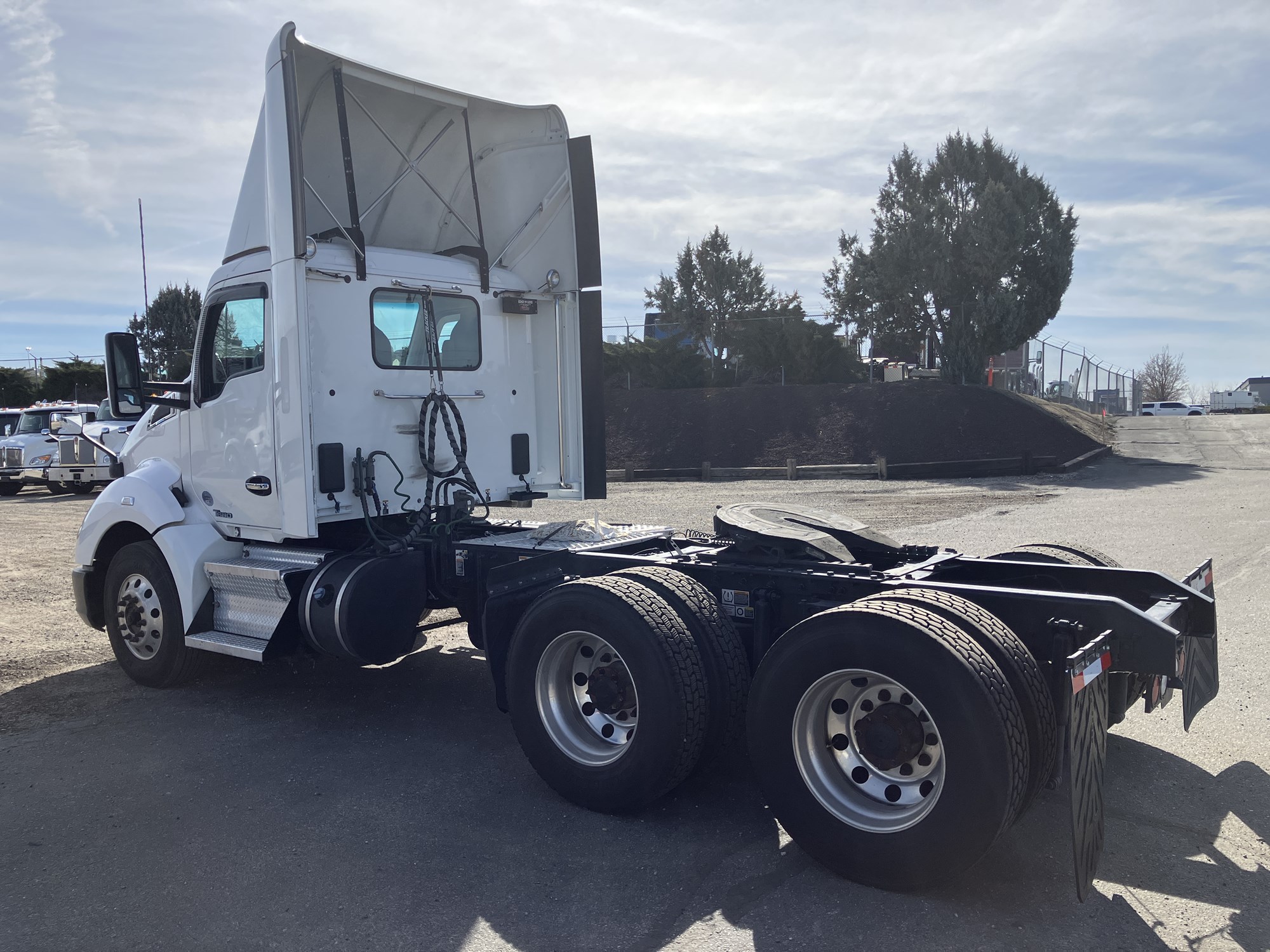 2018 Kenworth T680 - image 3 of 6