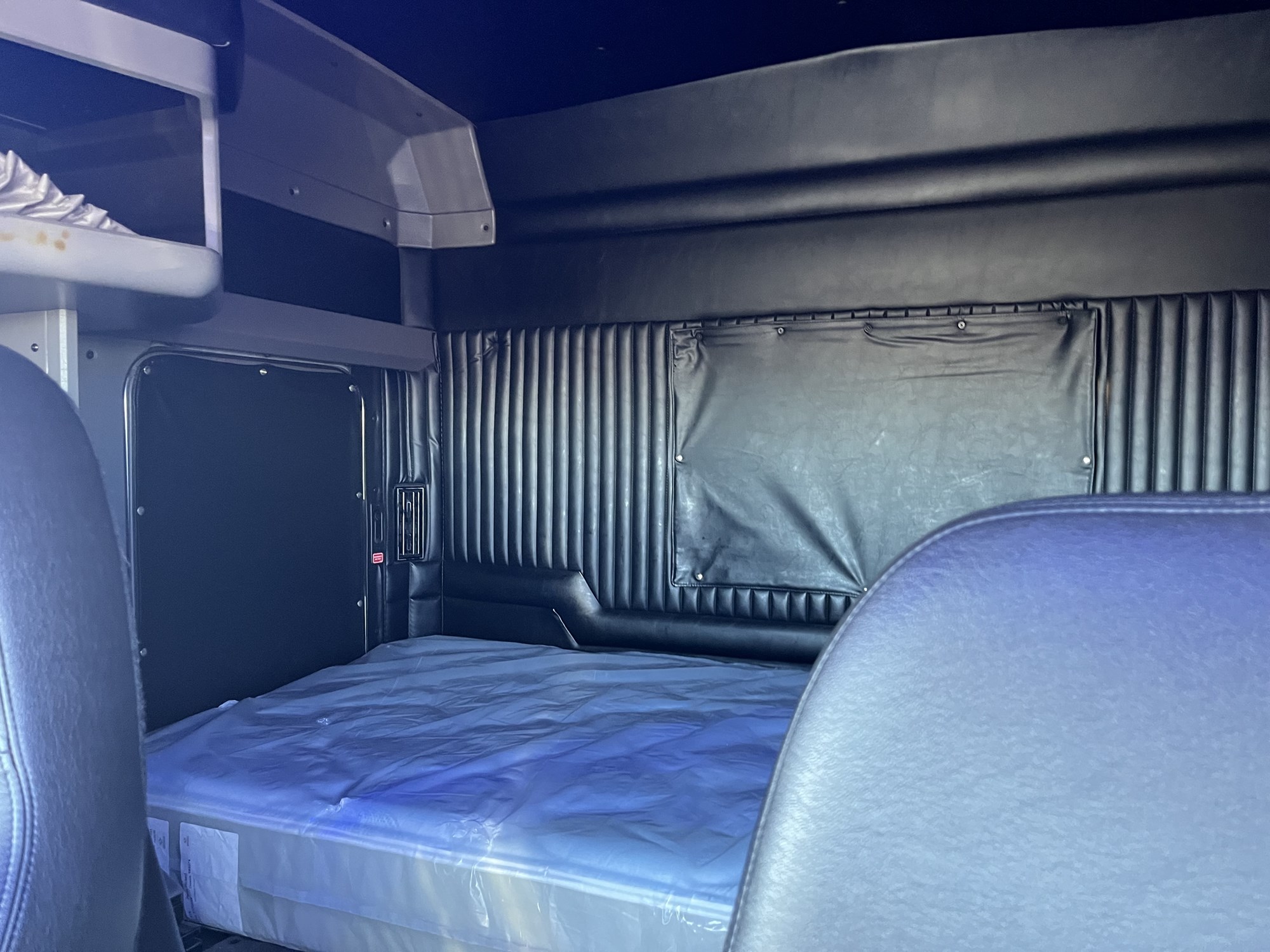 2019 Kenworth W900 - image 4 of 5