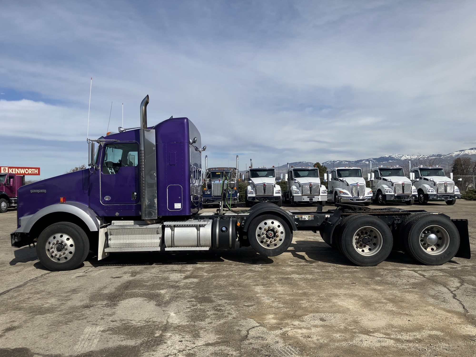 2020 Kenworth T800 - image 2 of 6