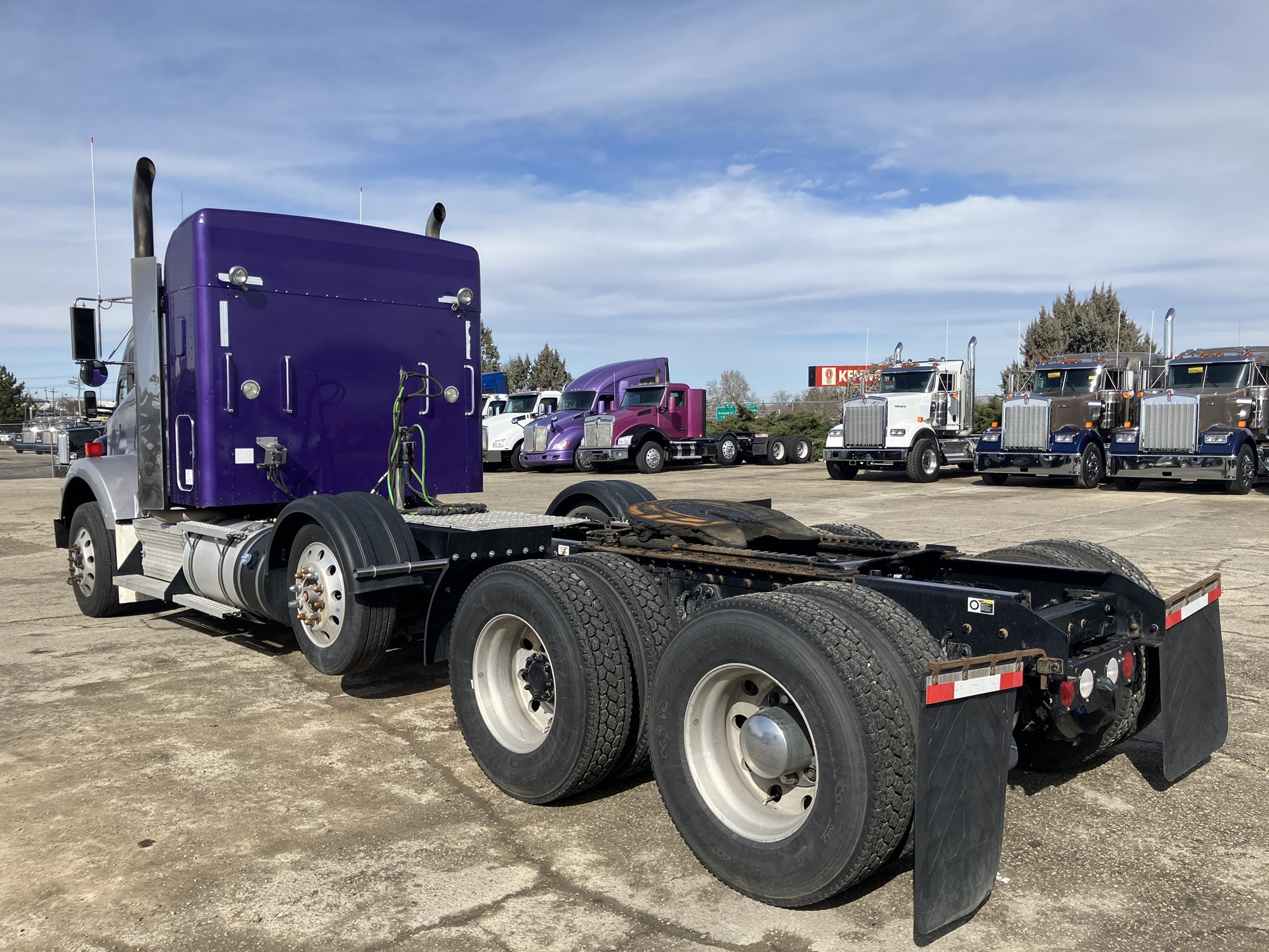 2020 Kenworth T800 - image 3 of 6