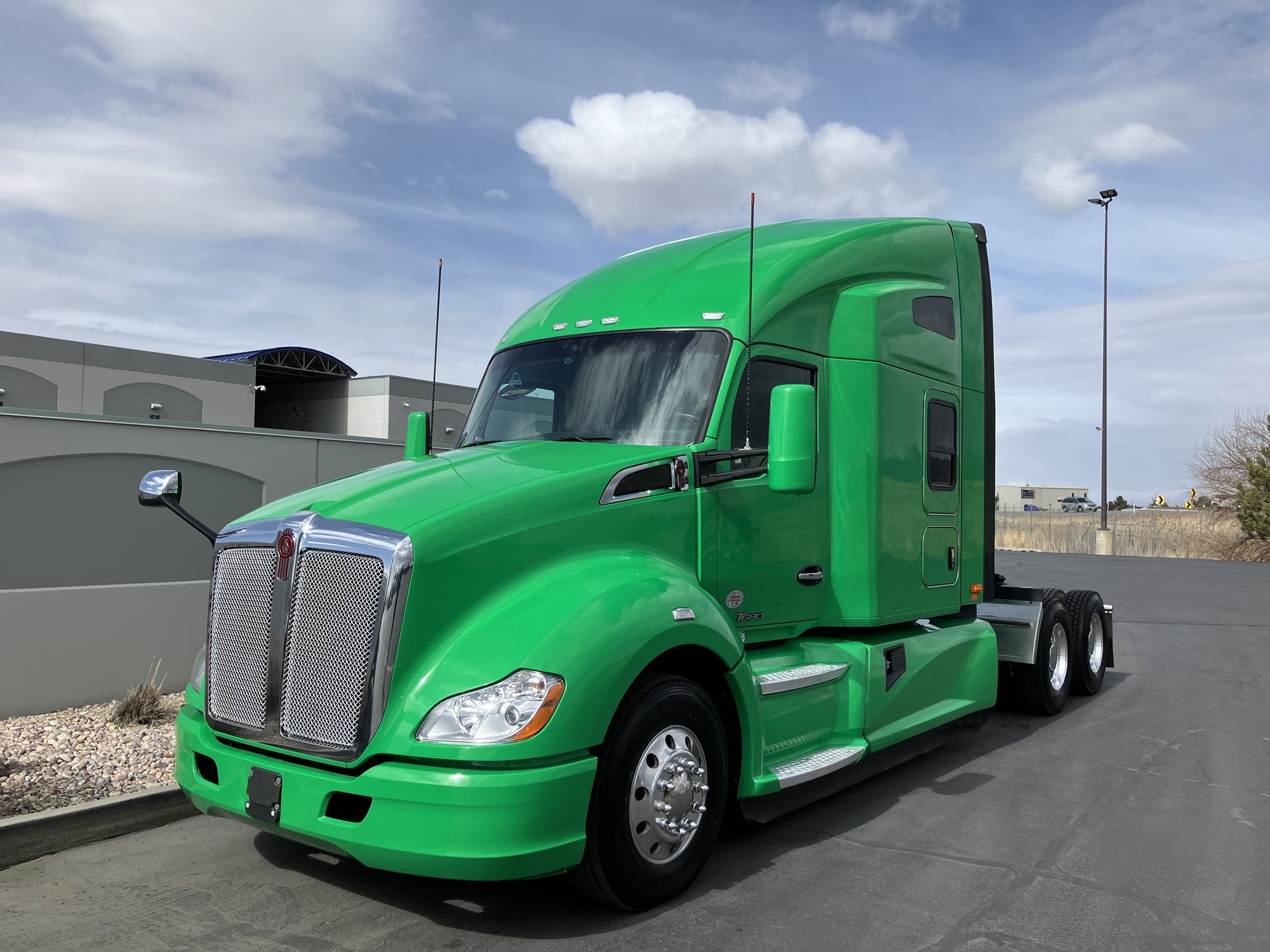 2020 Kenworth T680 - image 2 of 6