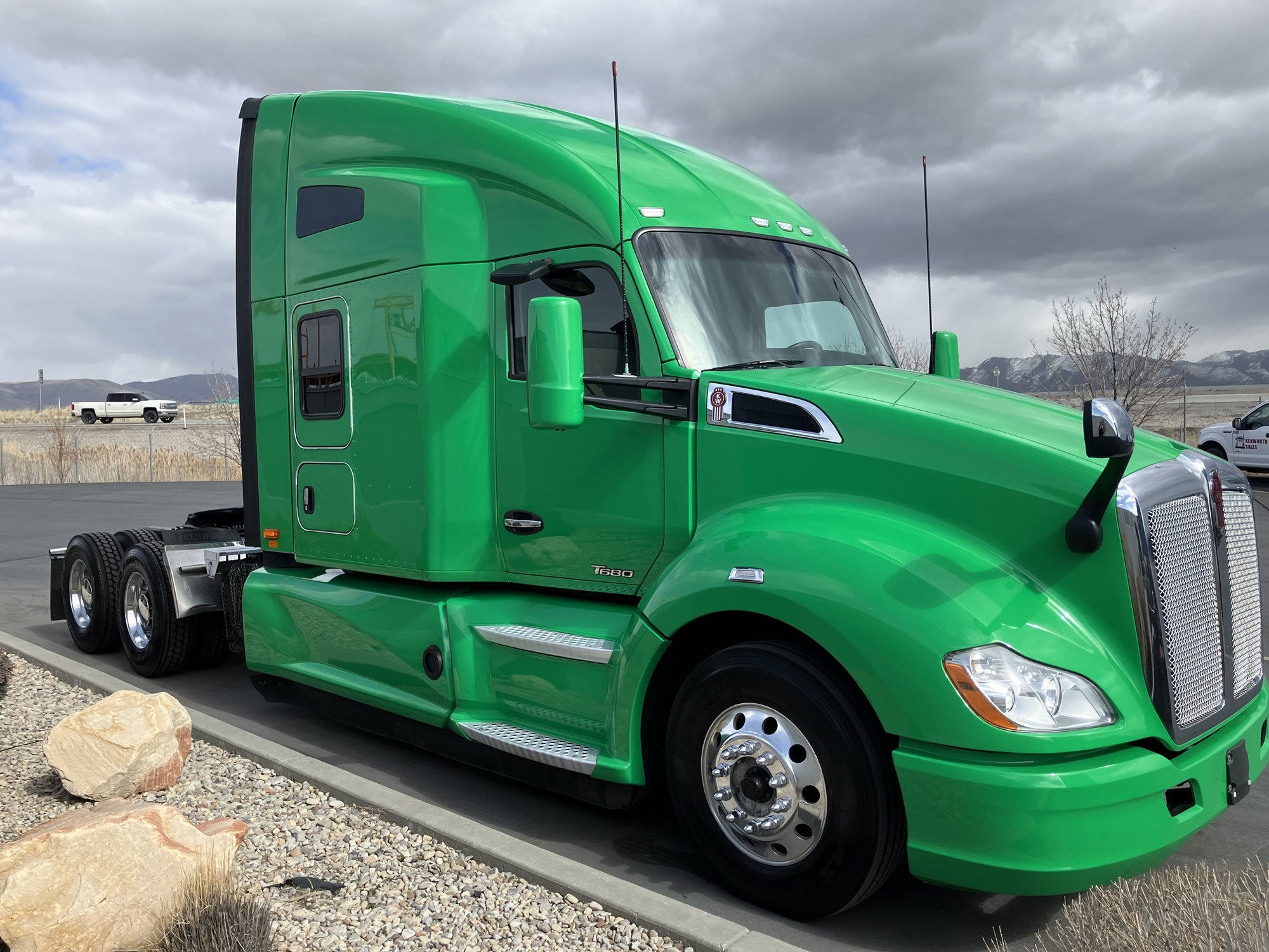 2020 Kenworth T680 - image 3 of 6