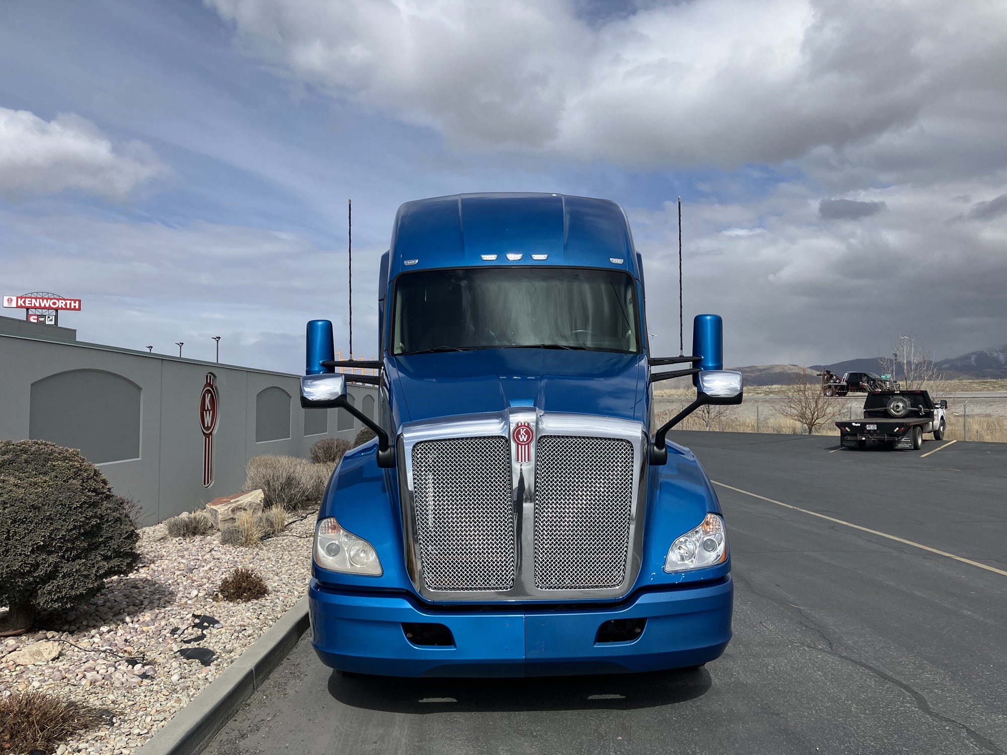 2020 Kenworth T680 - image 3 of 6