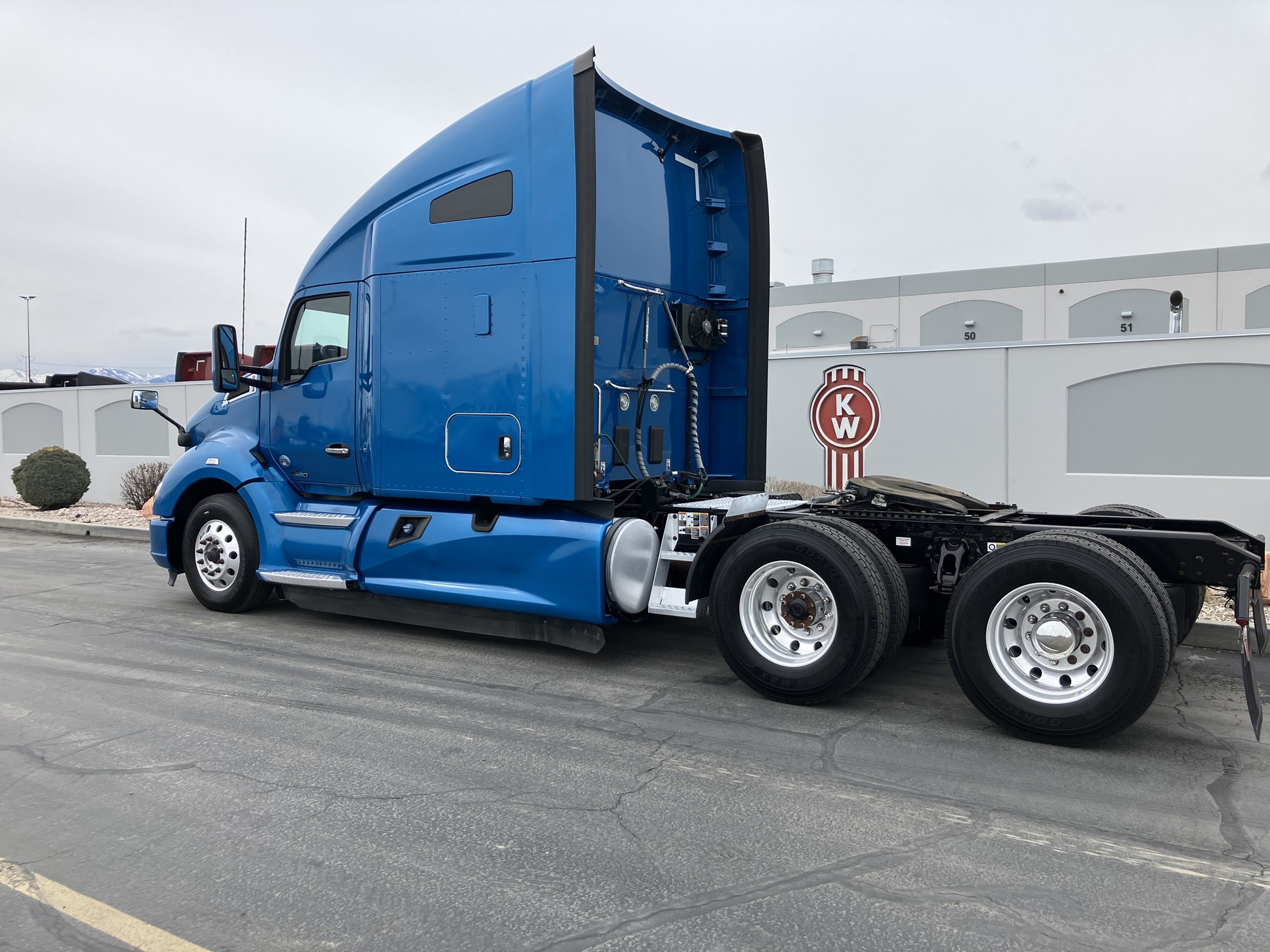 2020 Kenworth T680 - image 3 of 6