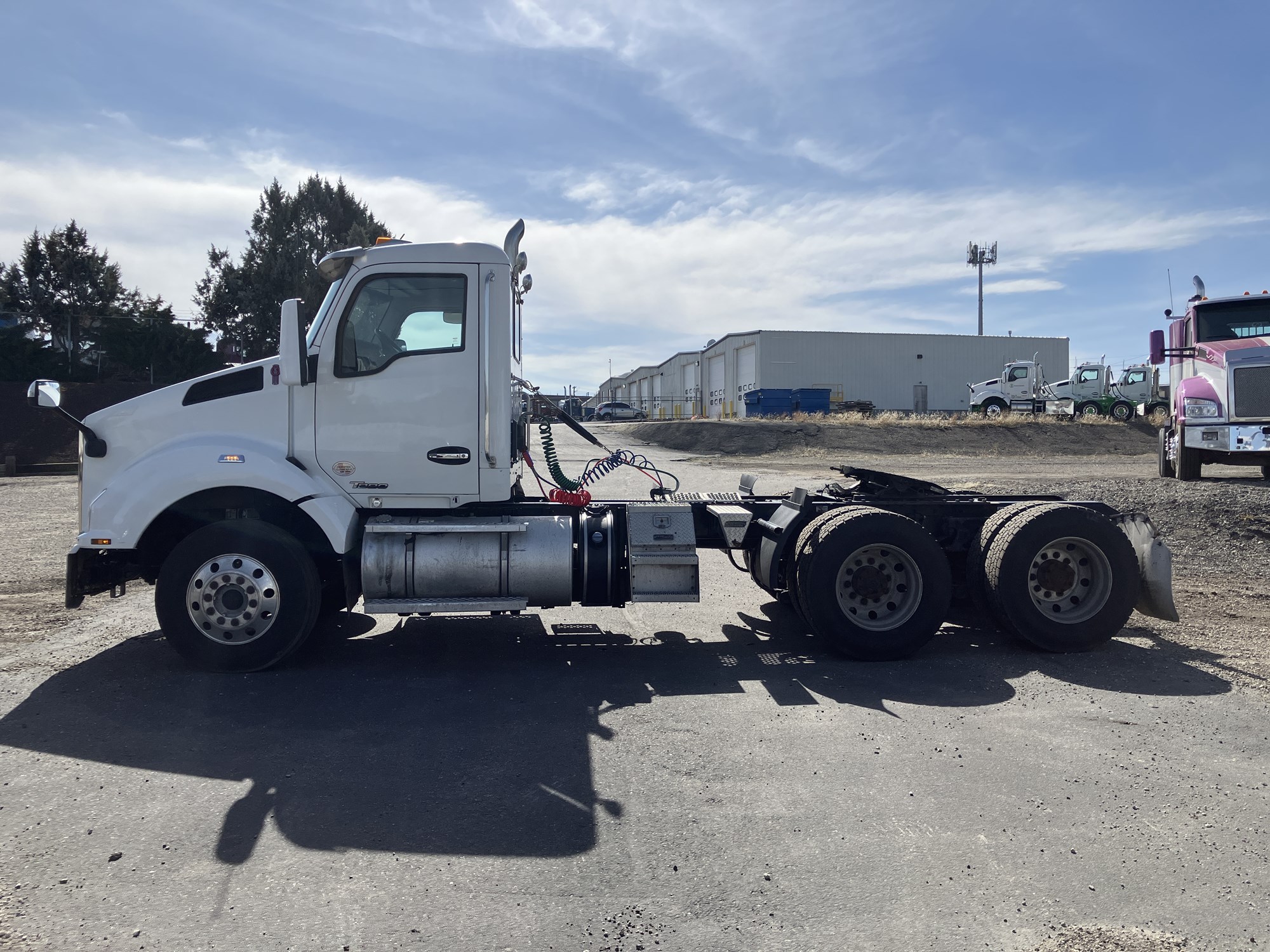 2020 Kenworth T880 - image 2 of 6