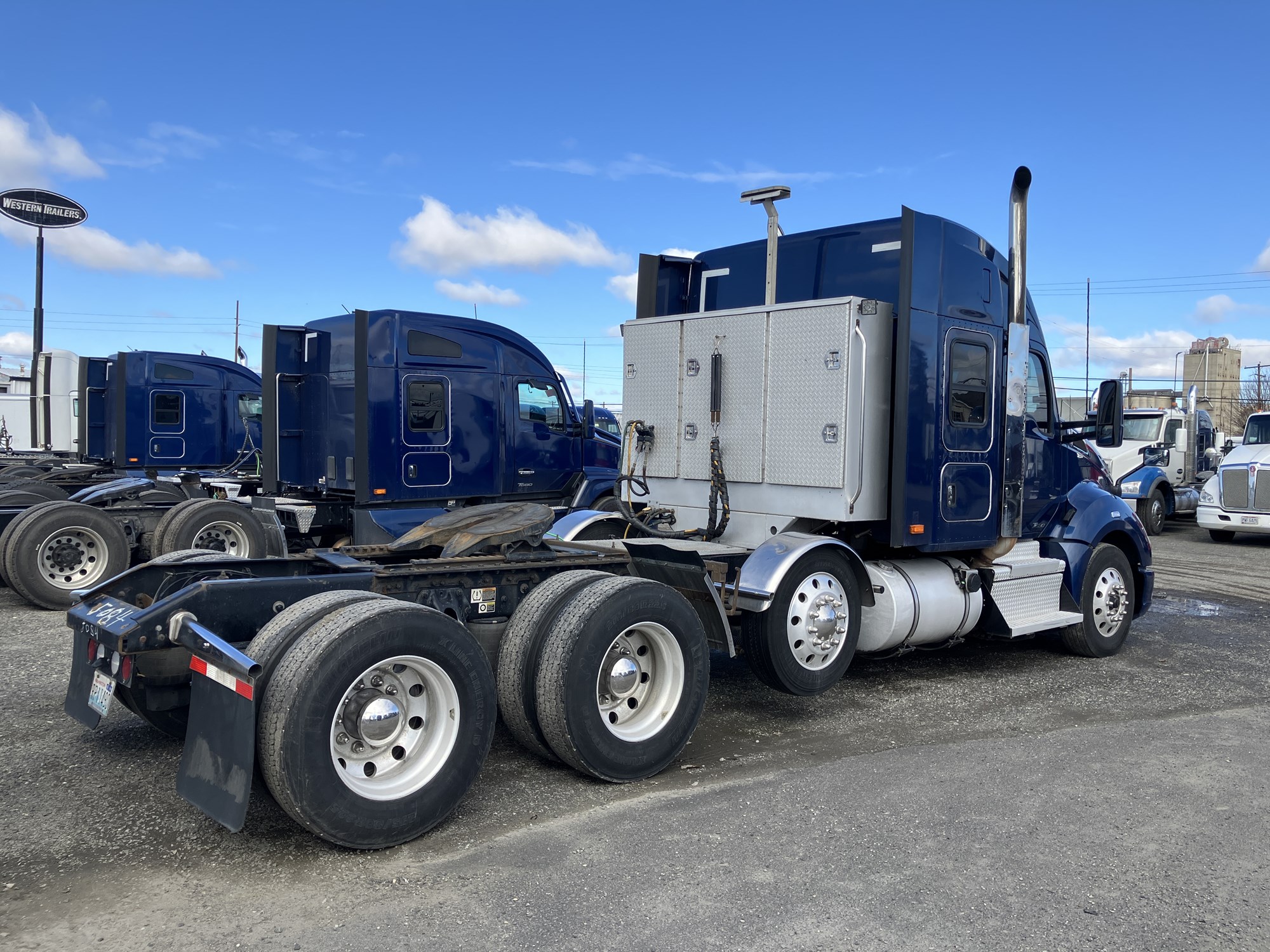 2020 Kenworth T680 - image 3 of 6