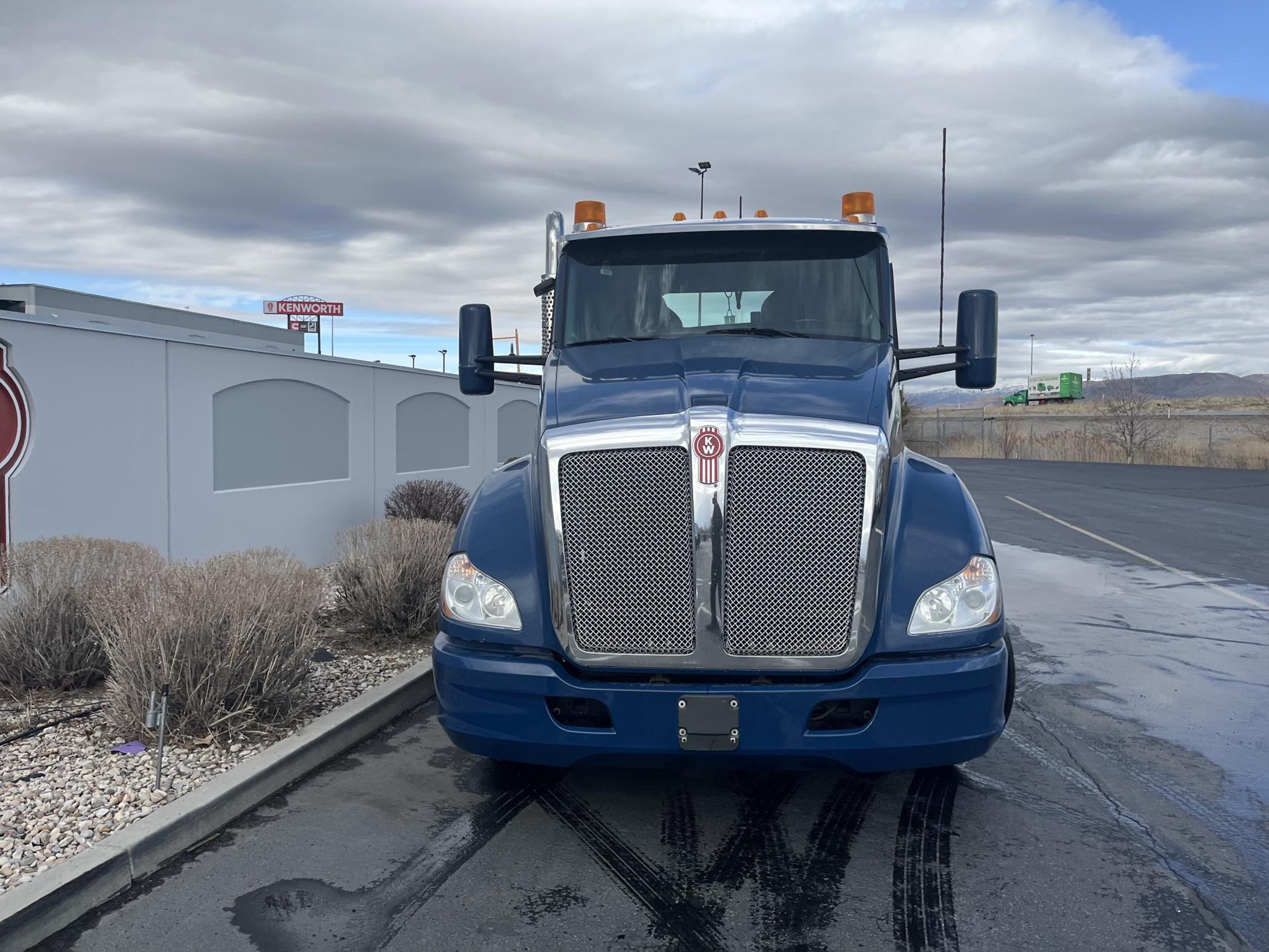 2020 Kenworth T680 - image 2 of 6