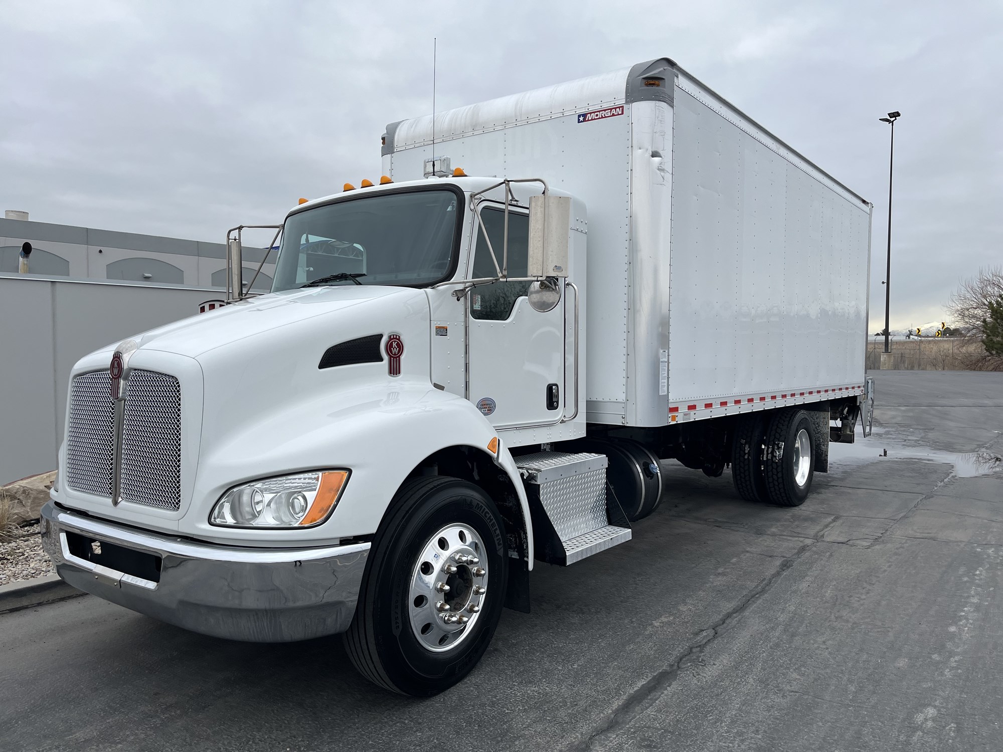 2020 Kenworth T270 - image 2 of 6