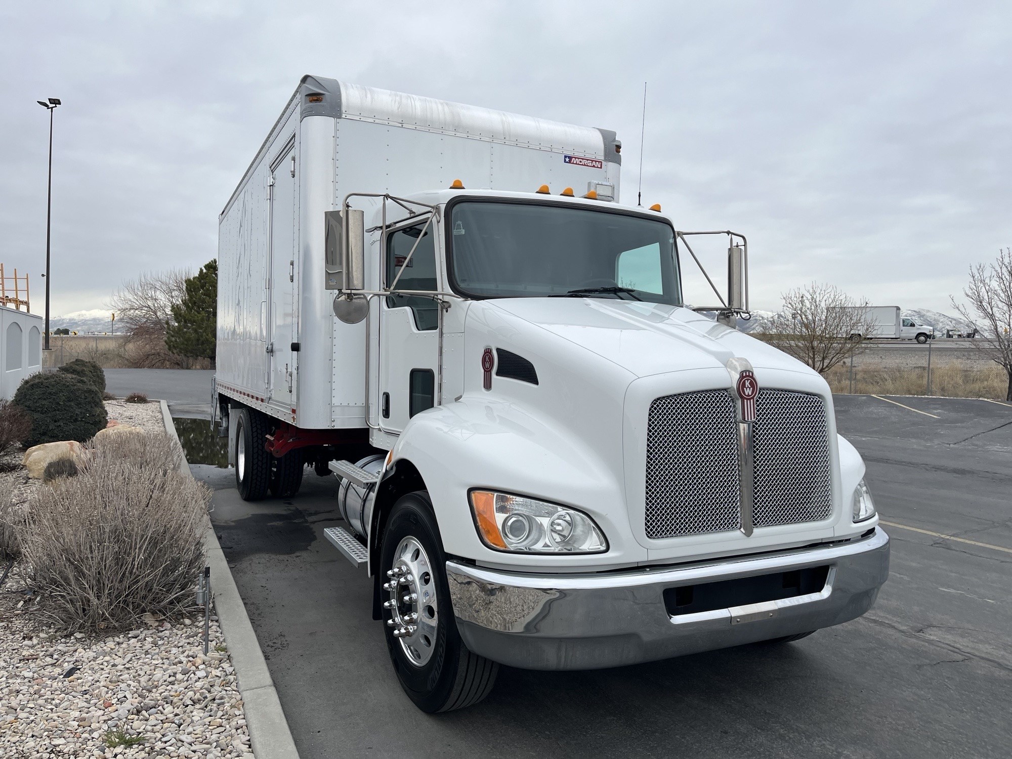 2020 Kenworth T270 - image 3 of 6