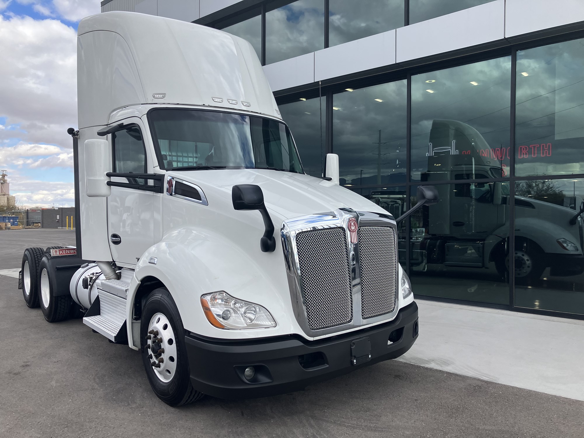 2021 Kenworth T680 - image 1 of 6