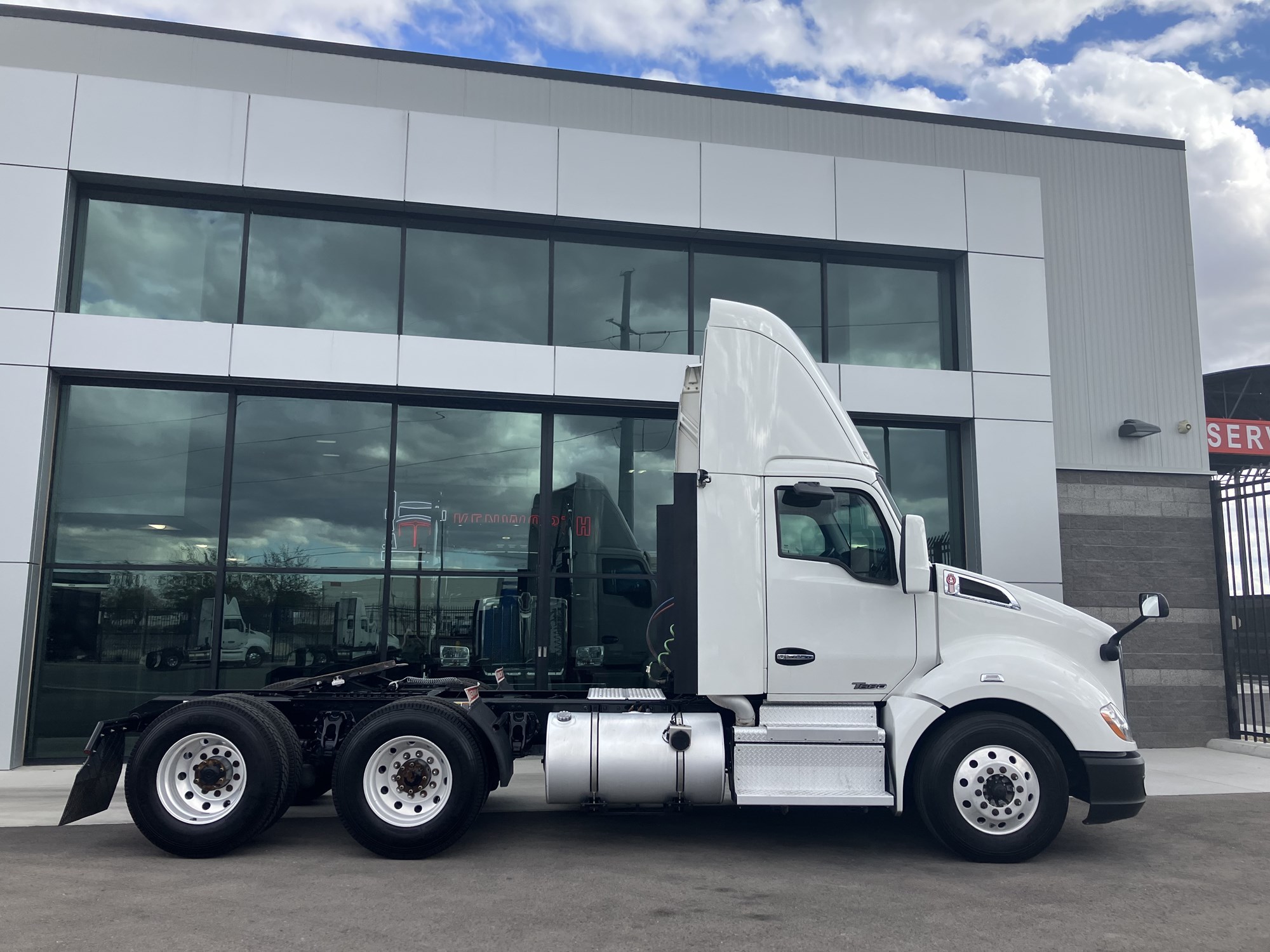 2021 Kenworth T680 - image 2 of 6