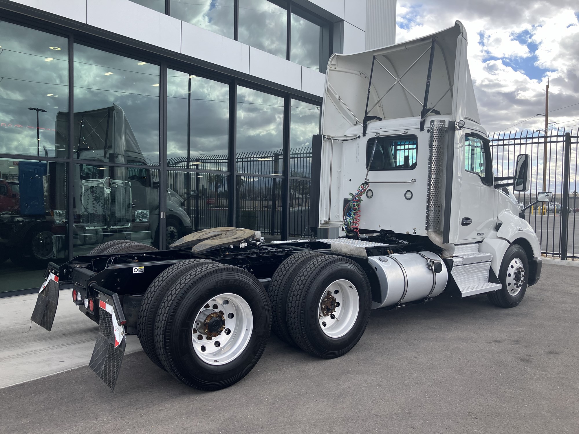 2021 Kenworth T680 - image 3 of 6