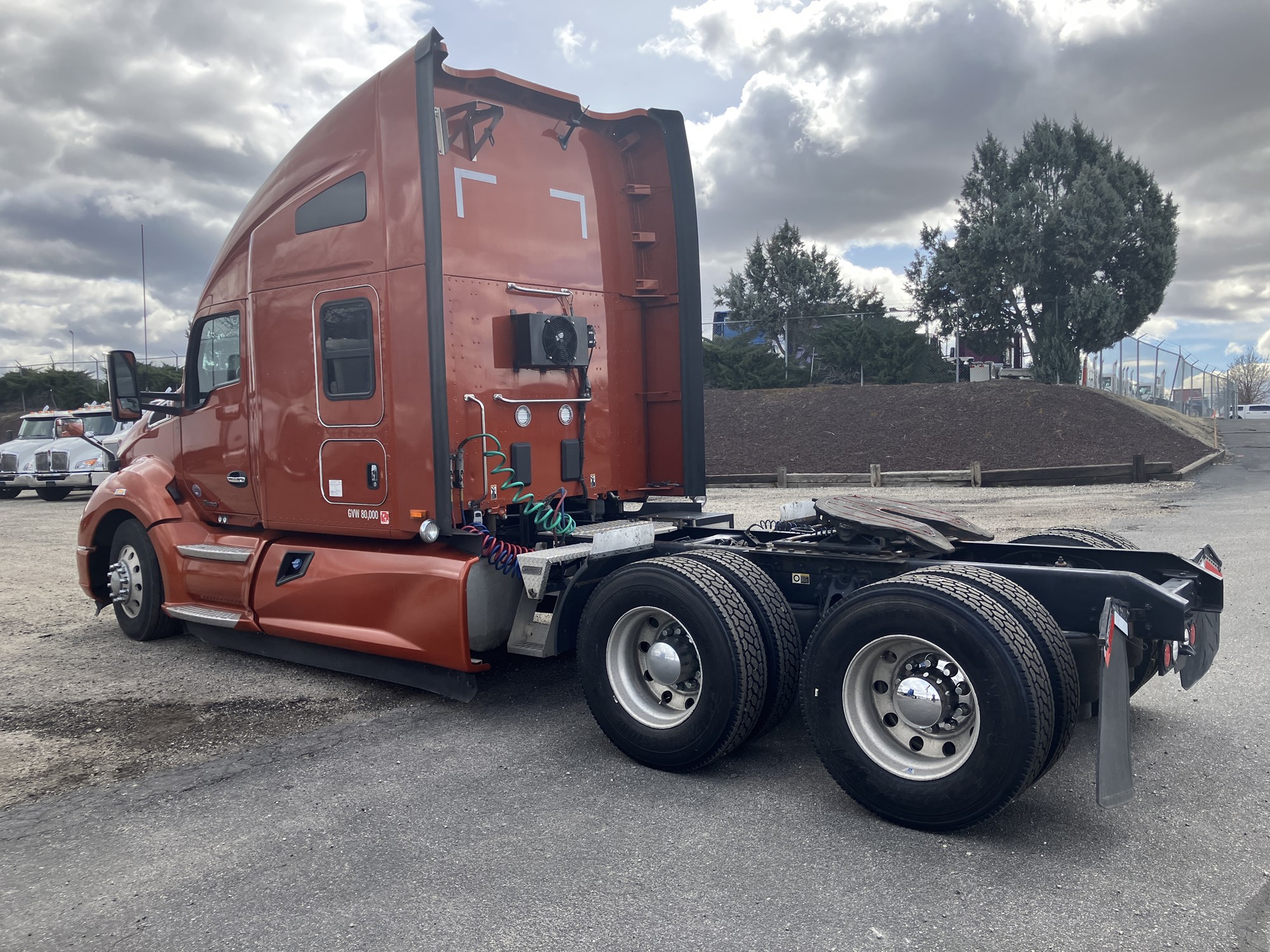 2021 Kenworth T680 - image 3 of 6