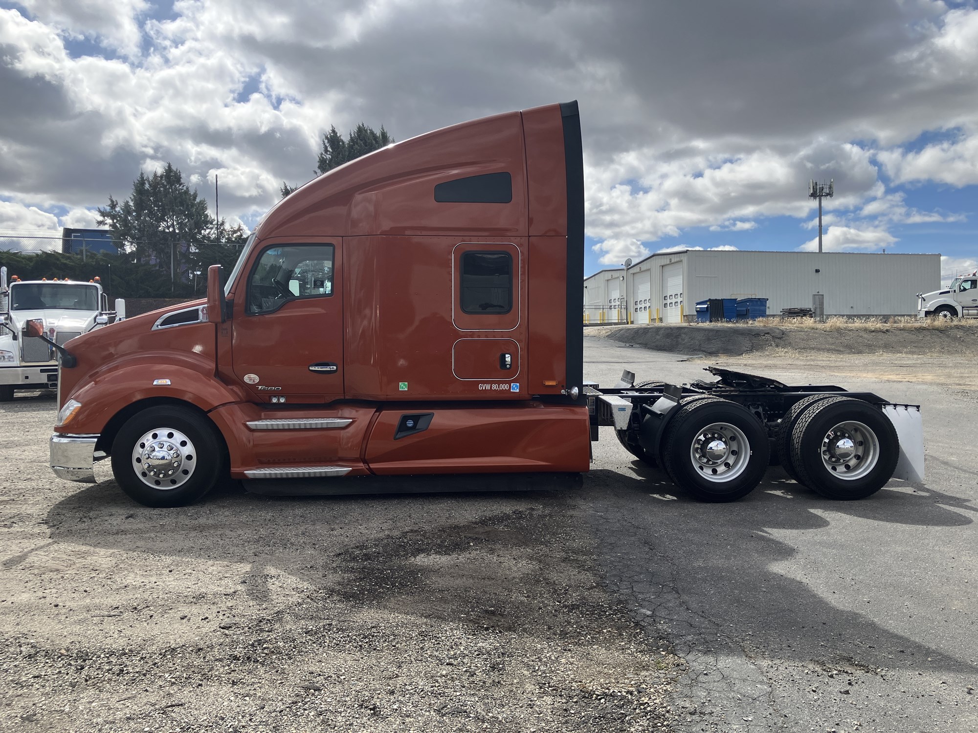 2021 Kenworth T680 - image 2 of 6