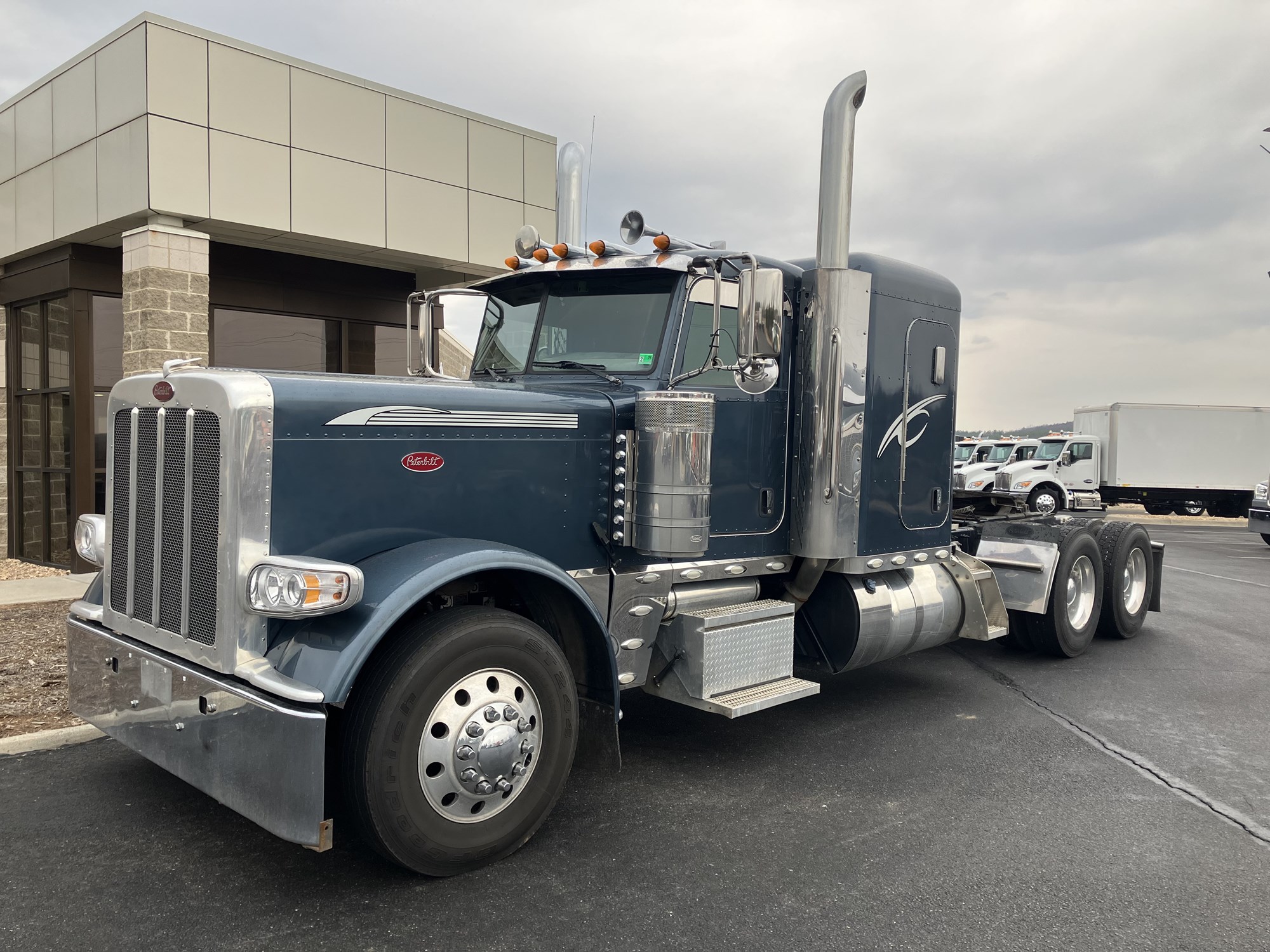 2022 Peterbilt 389 - image 1 of 5