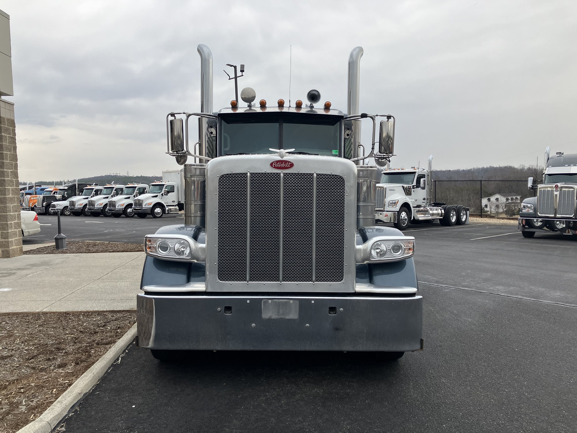 2022 Peterbilt 389 - image 2 of 5