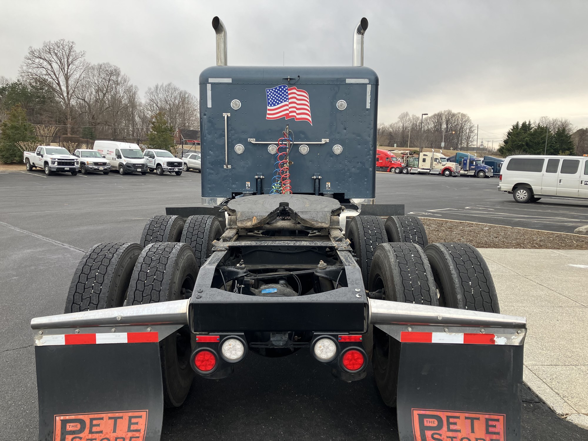 2022 Peterbilt 389 - image 4 of 5