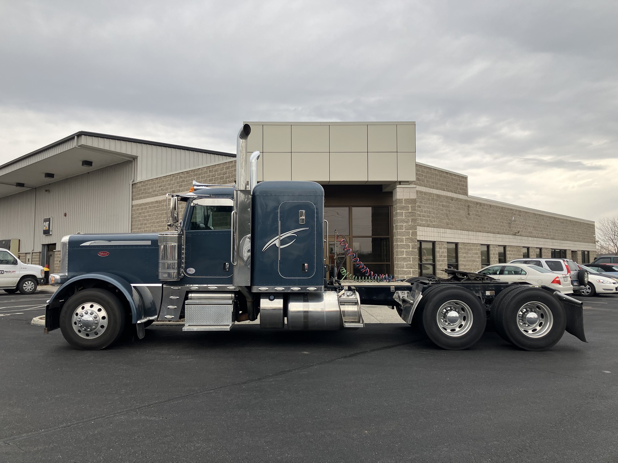 2022 Peterbilt 389 - image 5 of 5