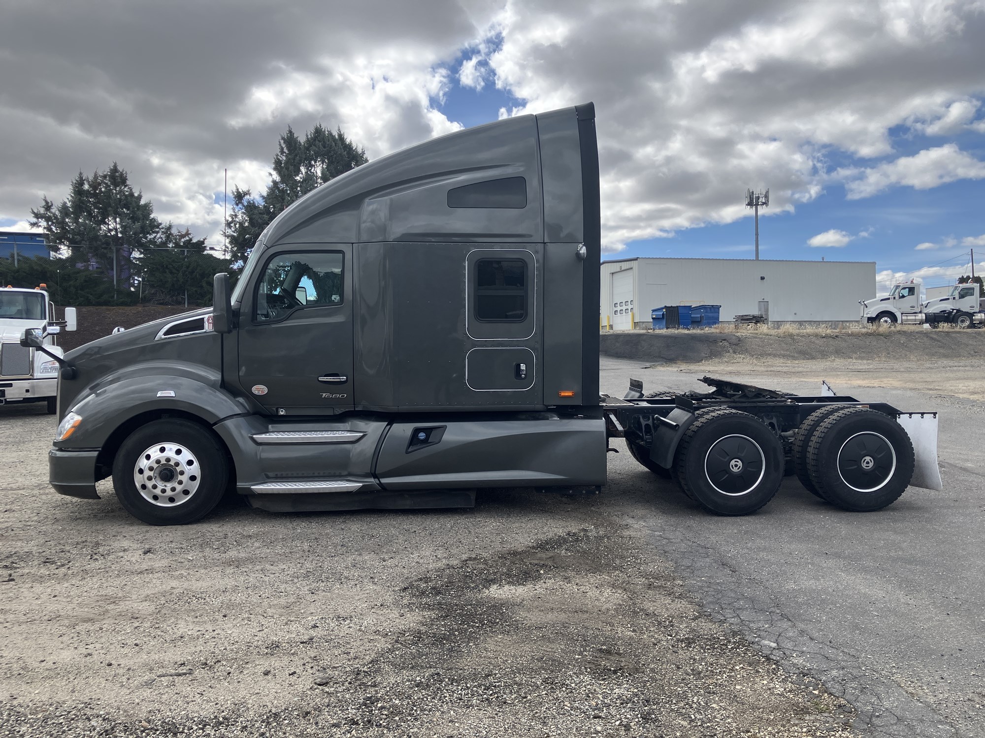 2022 Kenworth T680 - image 2 of 6