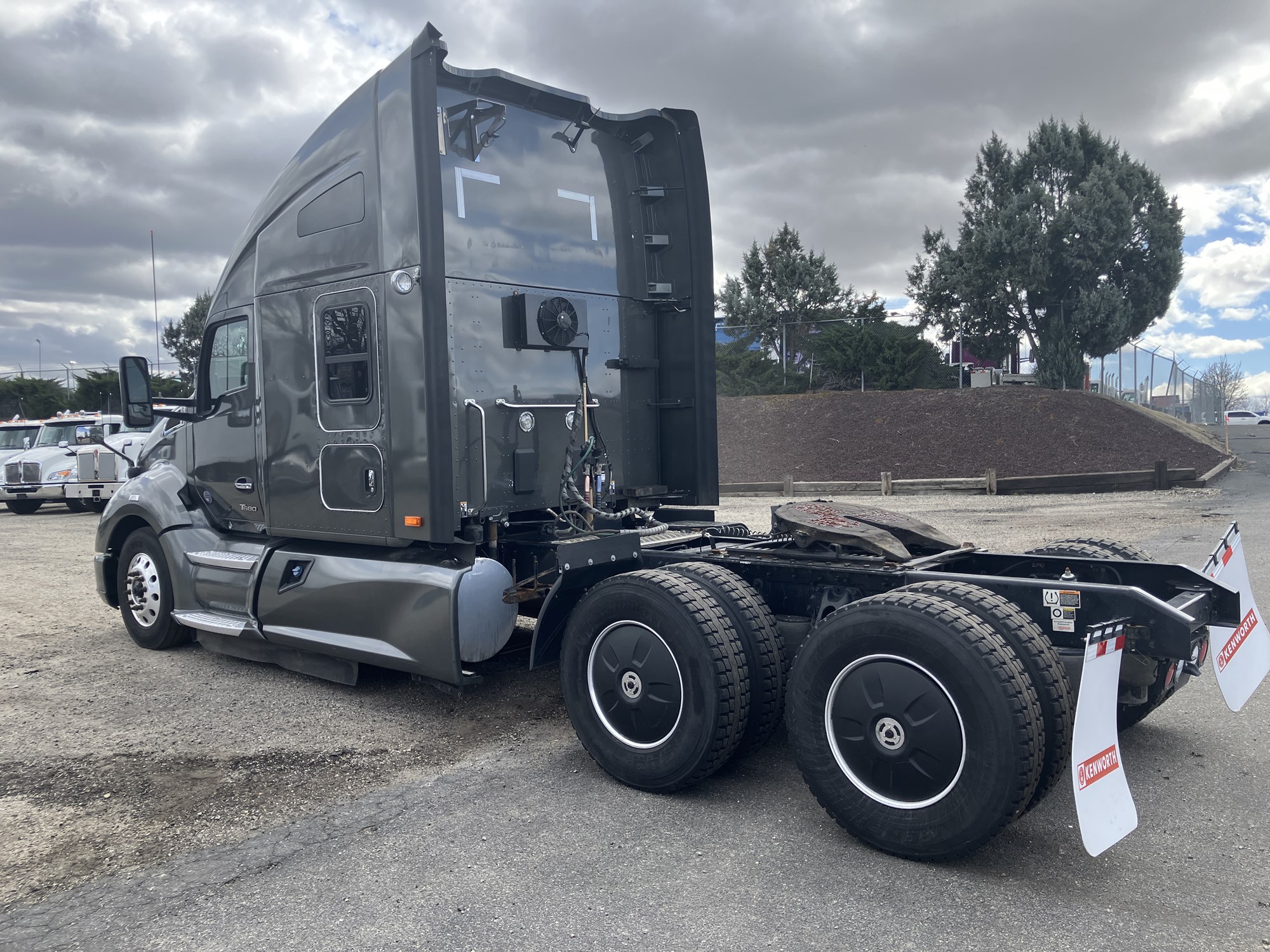 2022 Kenworth T680 - image 3 of 6