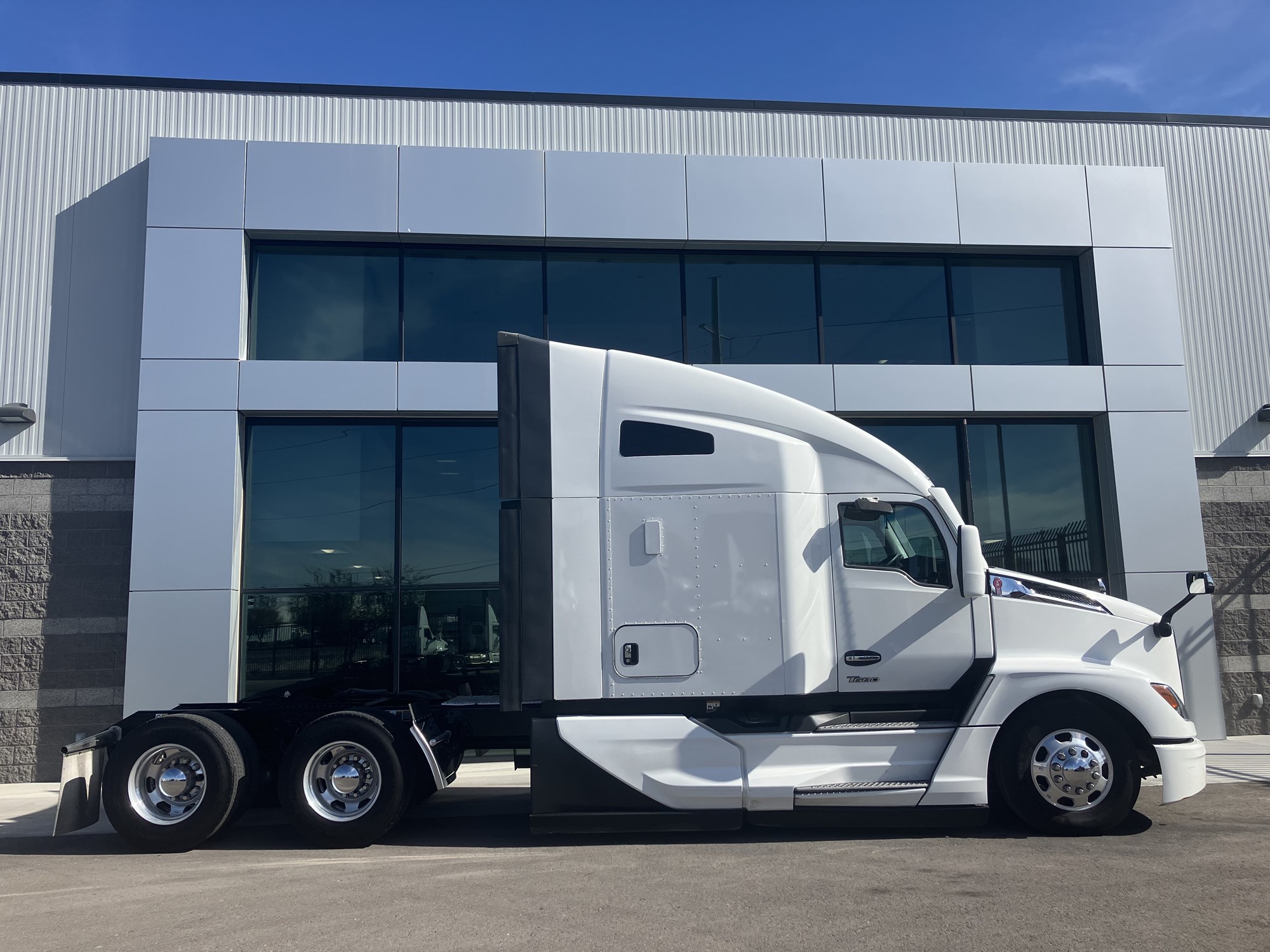 2024 Kenworth T680 Next Gen - image 2 of 6