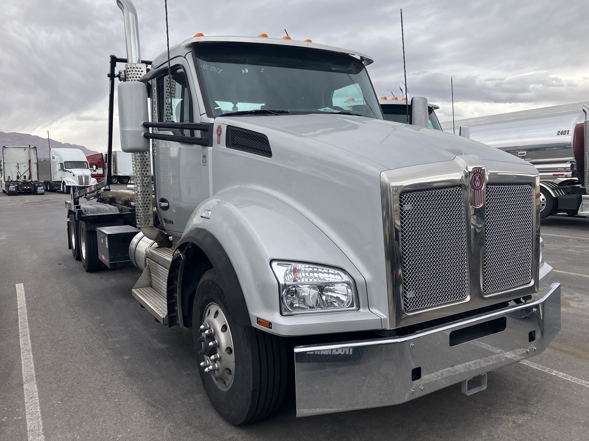 2024 Kenworth T880 - image 2 of 6