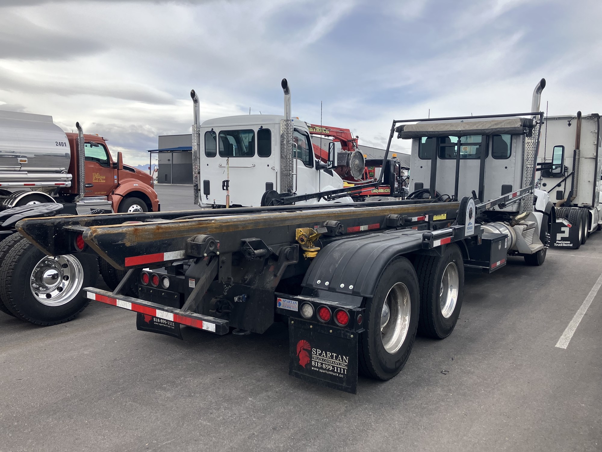 2024 Kenworth T880 - image 3 of 6