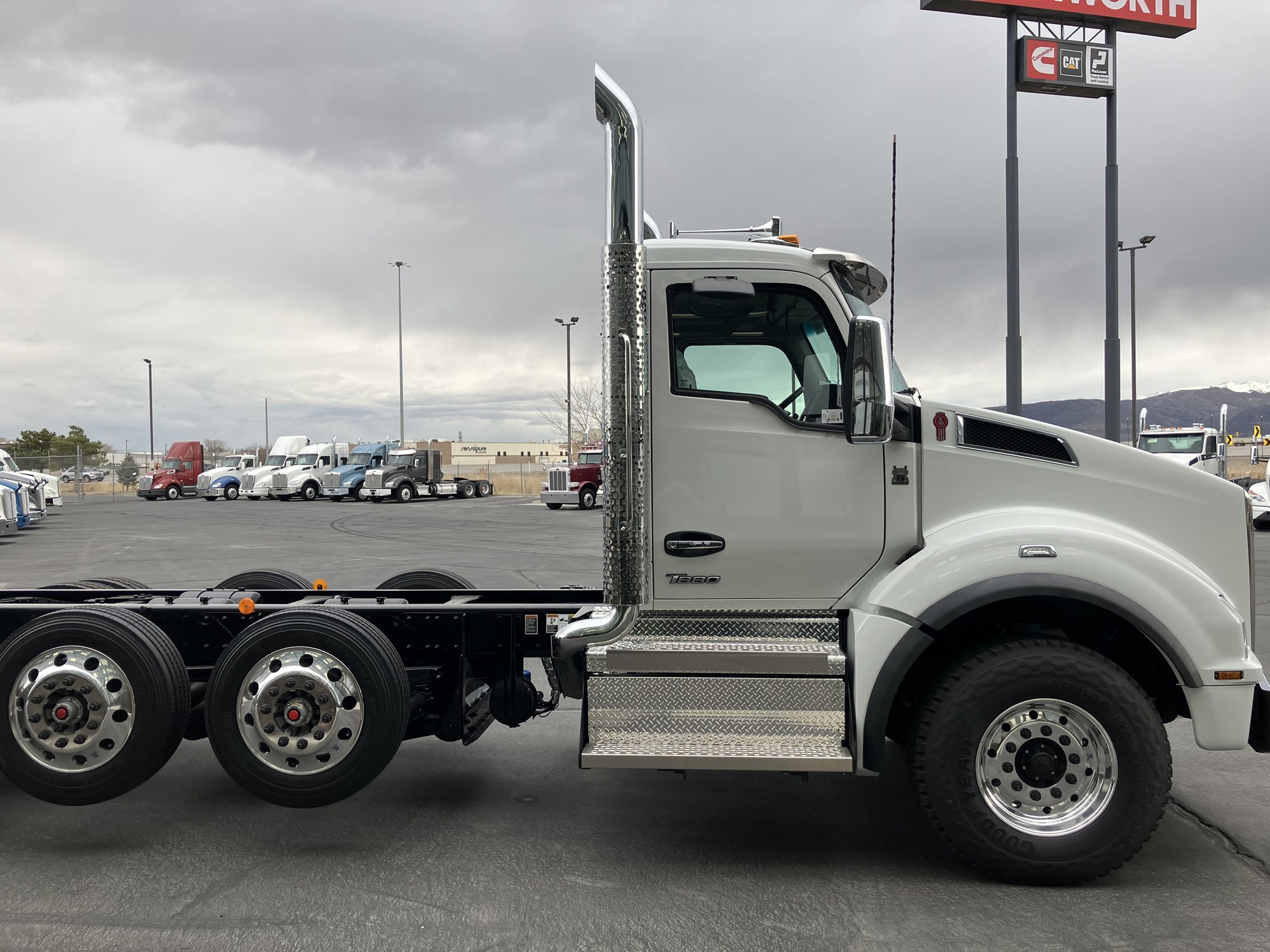 2026 Kenworth T880 - image 4 of 6