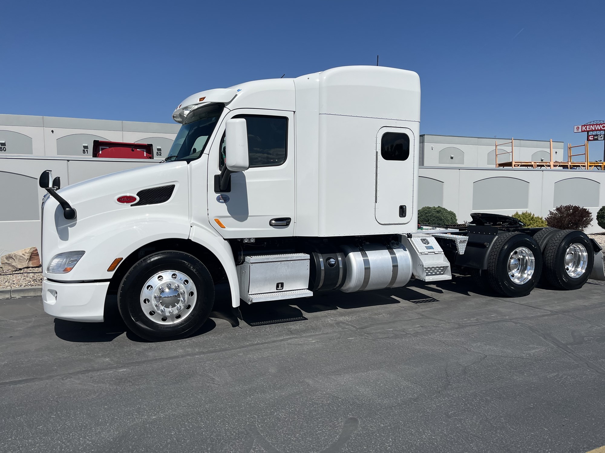 2021 Peterbilt 579 - image 1 of 6