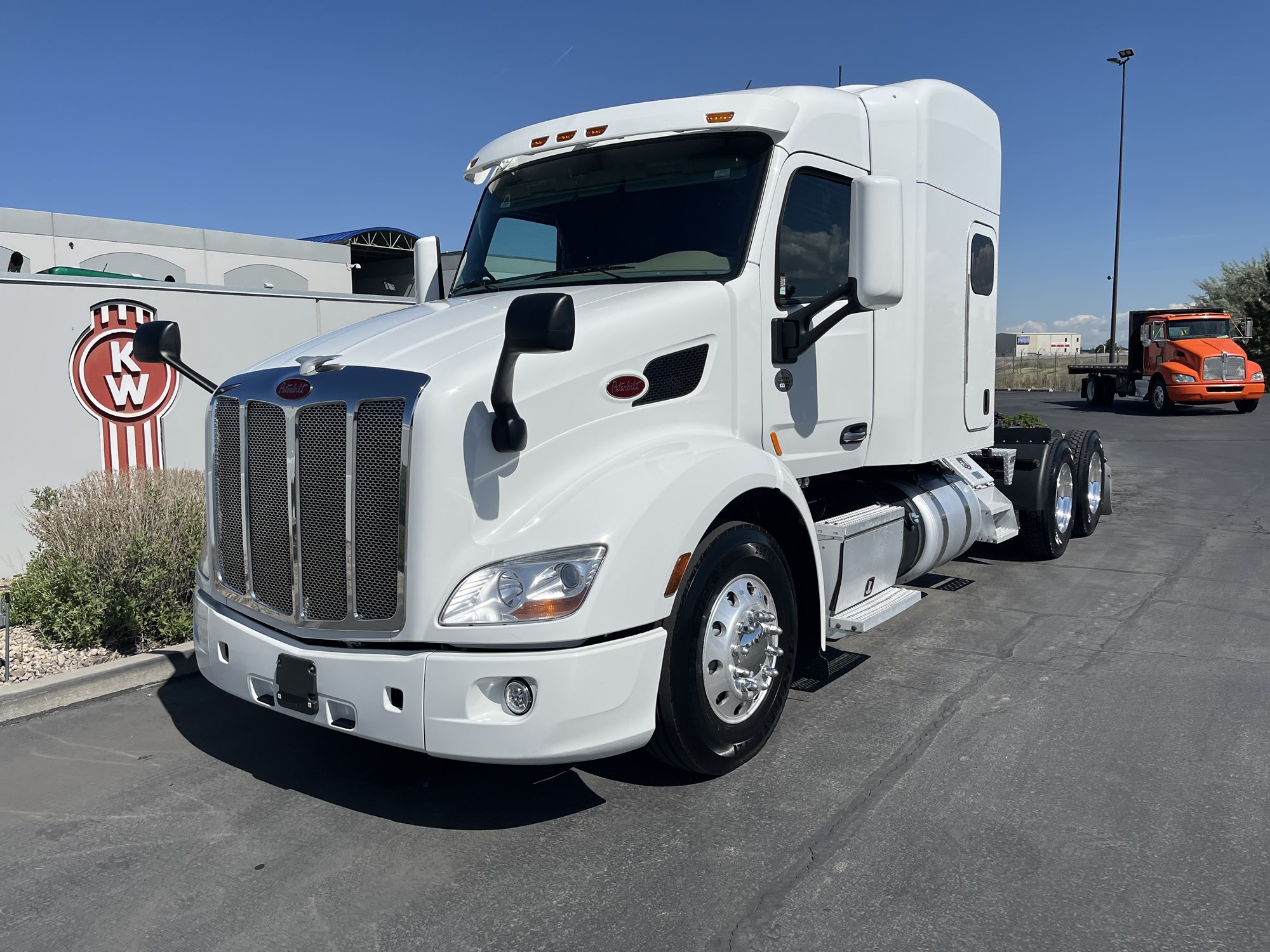 2021 Peterbilt 579 - image 2 of 6