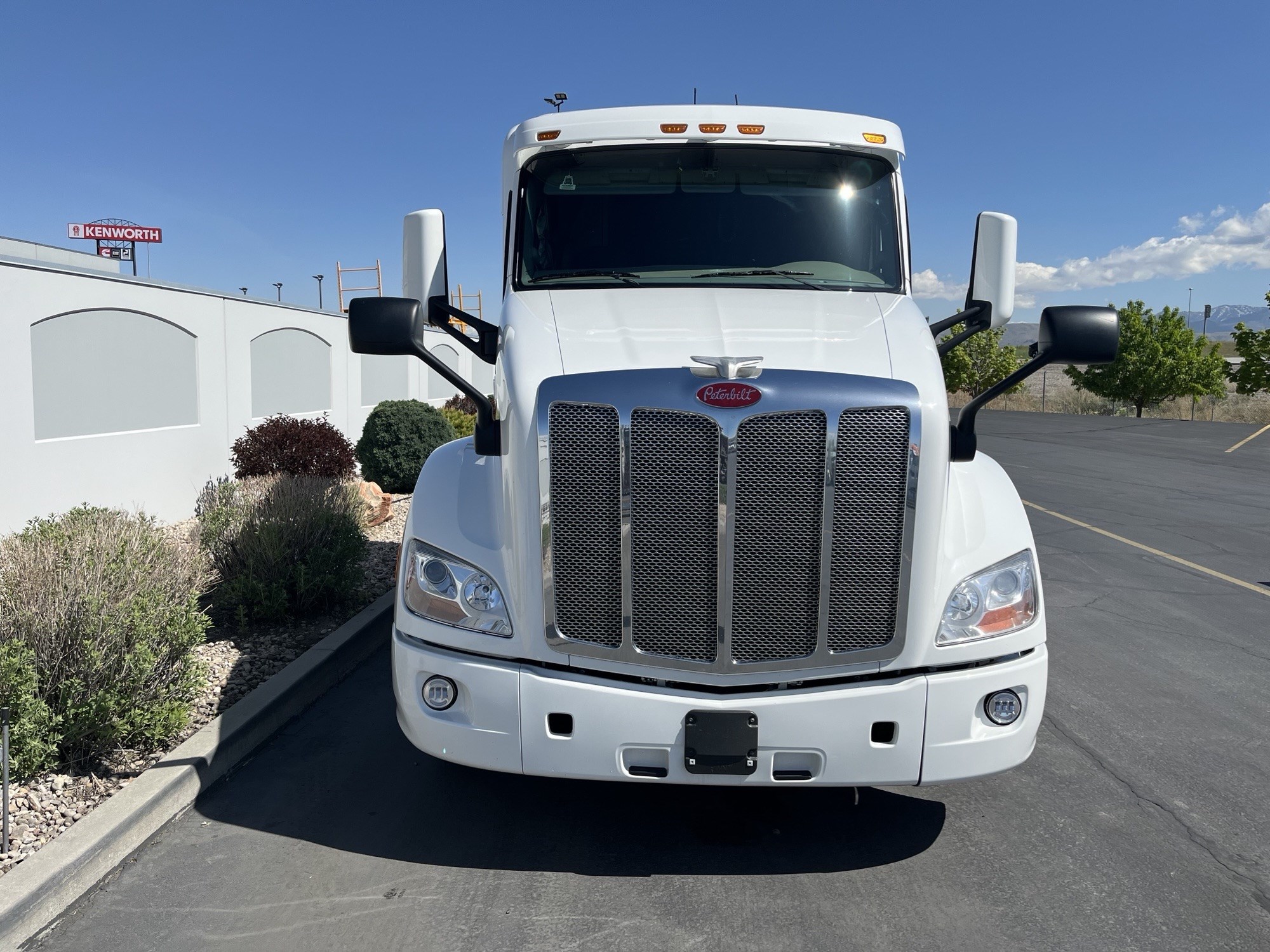 2021 Peterbilt 579 - image 3 of 6