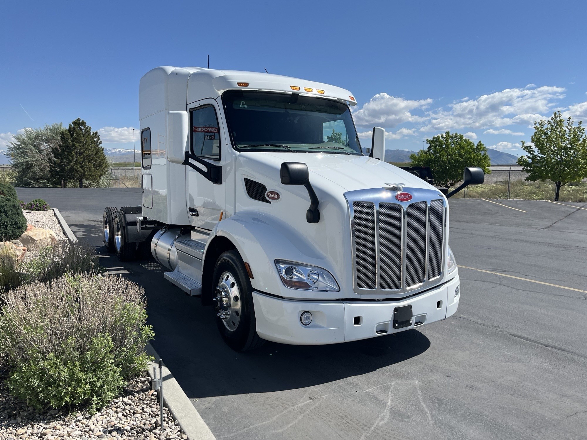 2021 Peterbilt 579 - image 4 of 6
