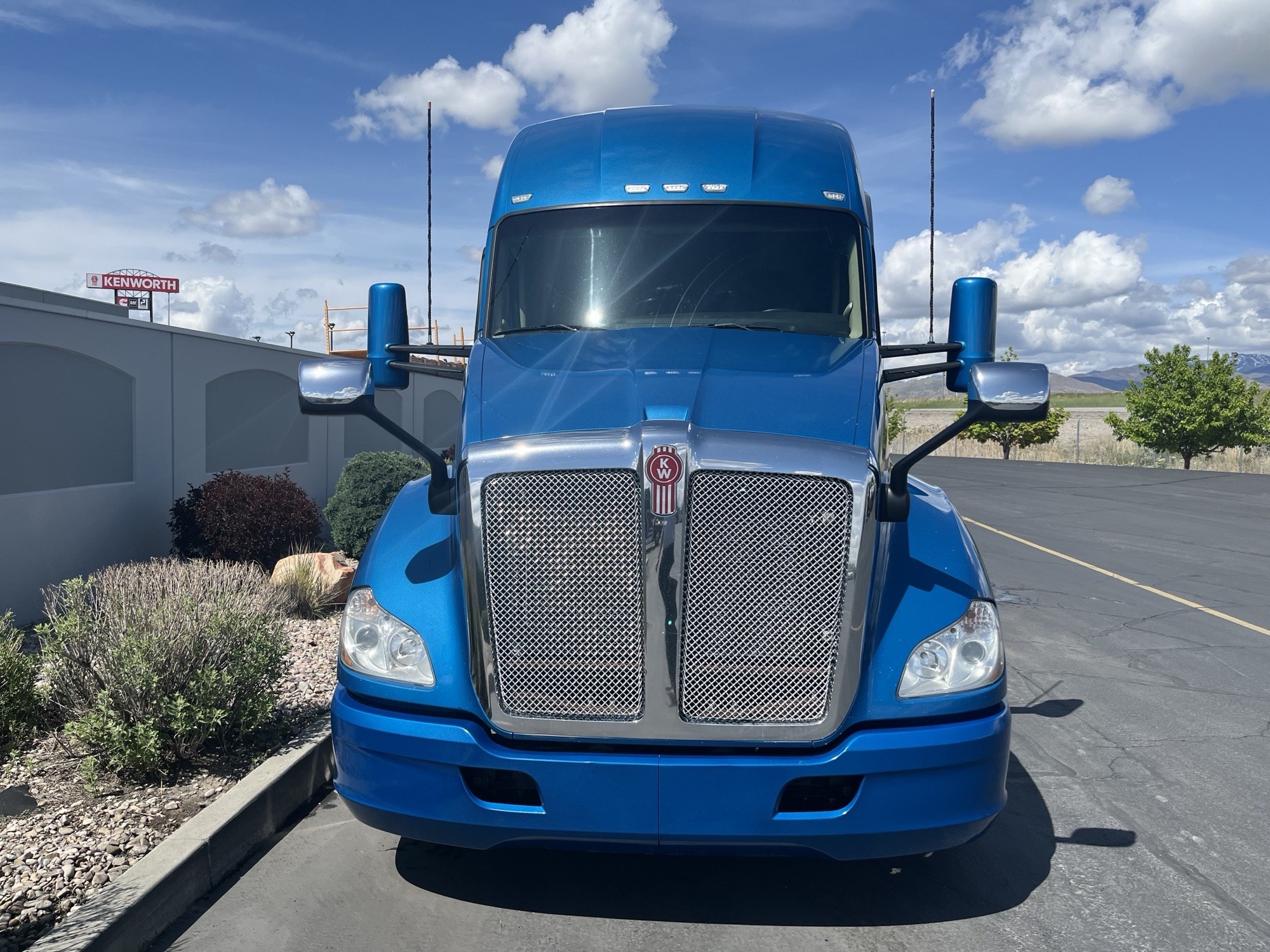 2021 Kenworth T680 - image 3 of 6