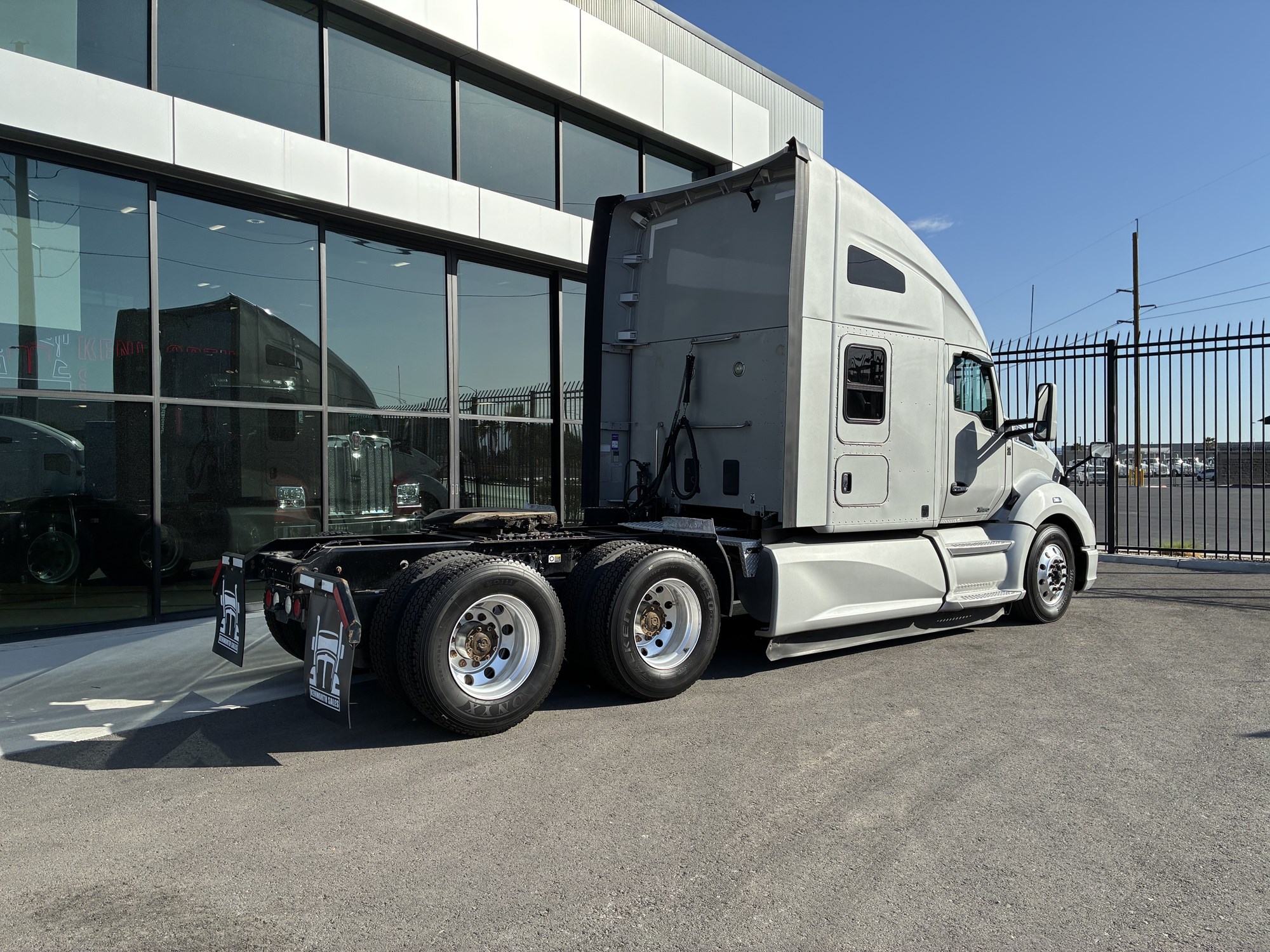 2021 Kenworth T680 - image 3 of 6