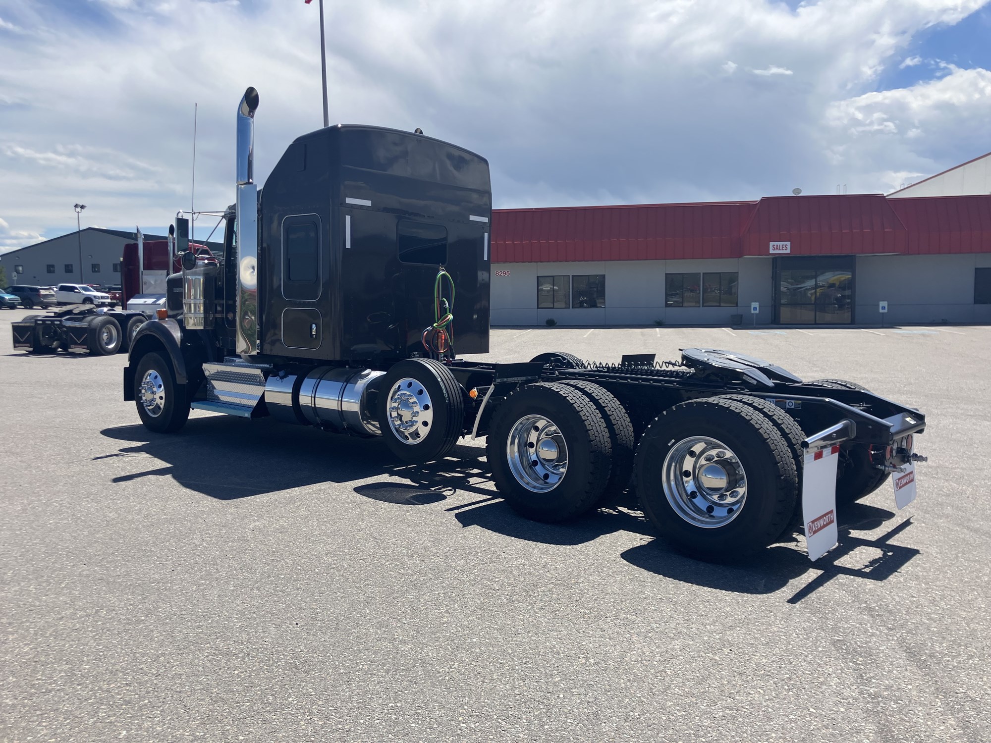 2025 Kenworth W900B - image 2 of 6