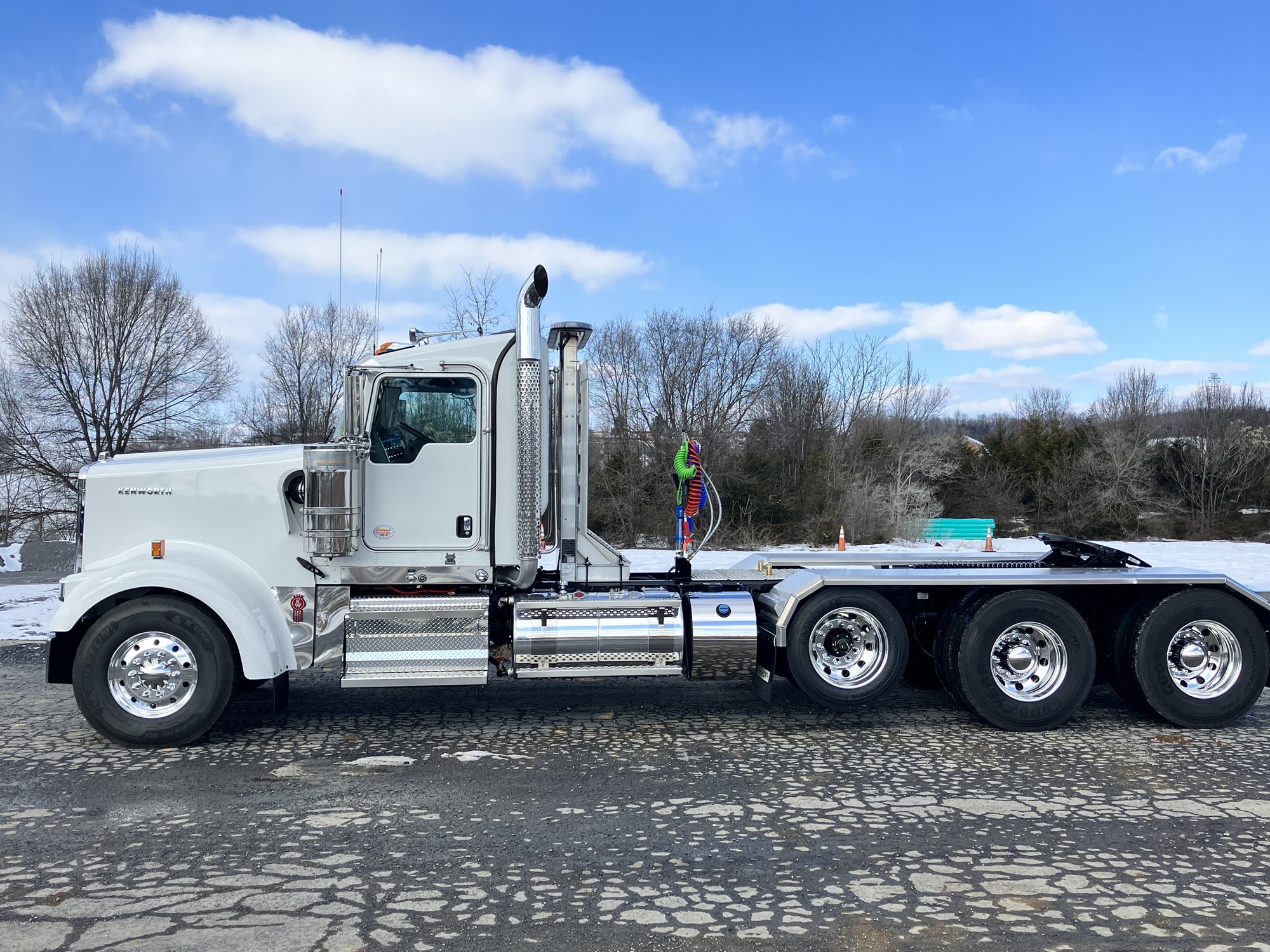 2025 Kenworth W900B - image 2 of 6
