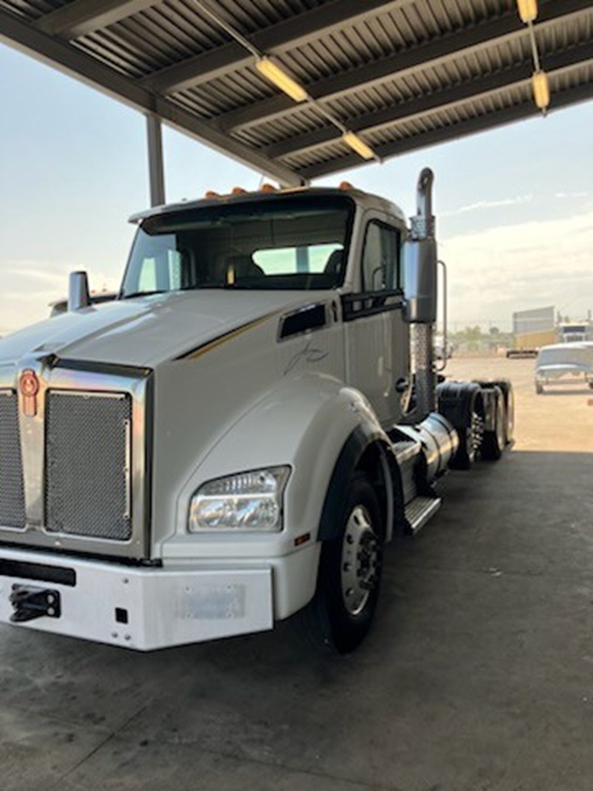 2021 Kenworth T880 - image 2 of 5