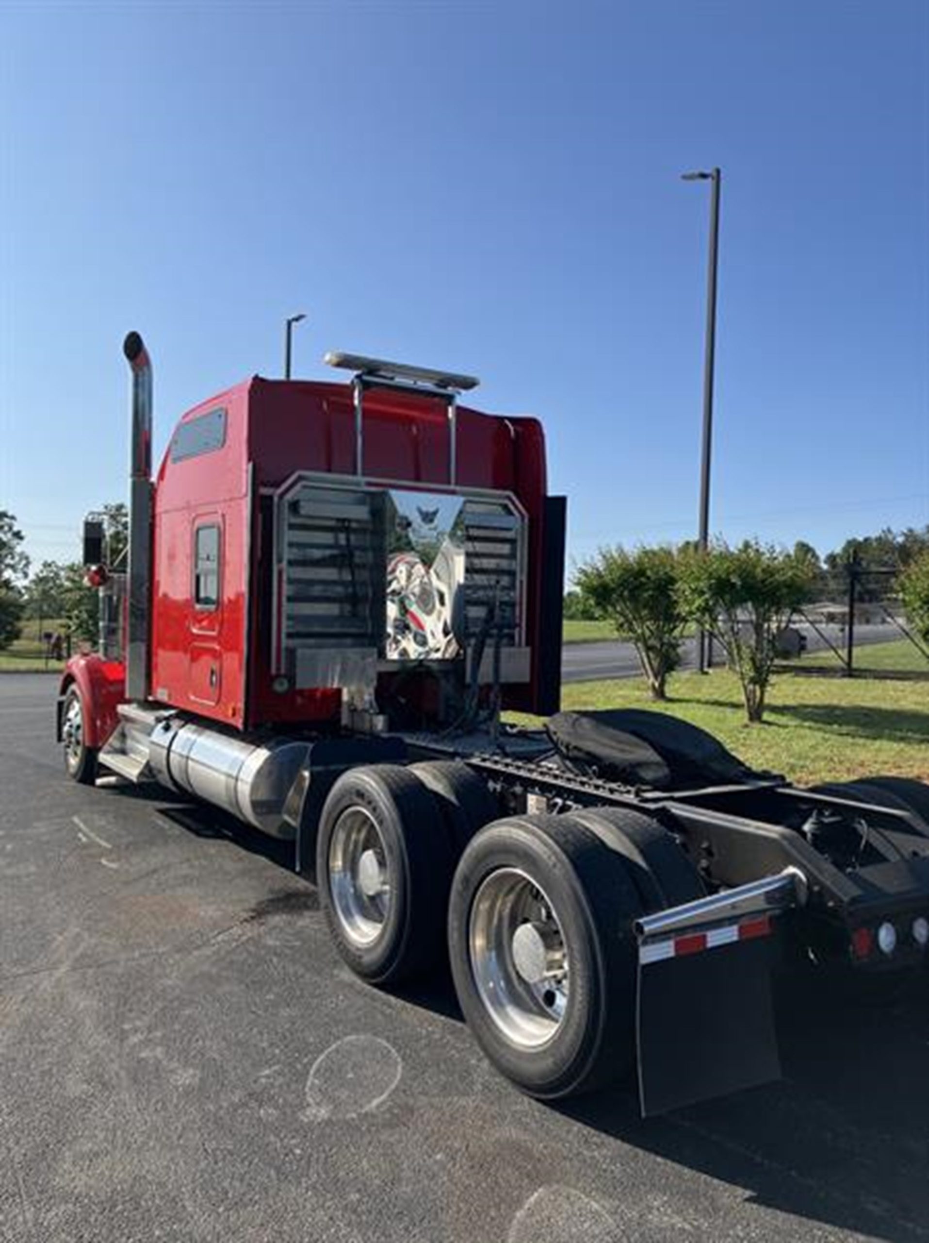 2023 Kenworth W900L - image 3 of 6