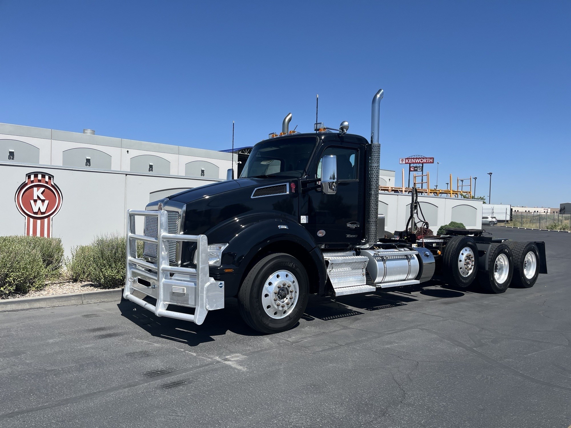 2024 Kenworth T880 - image 2 of 5