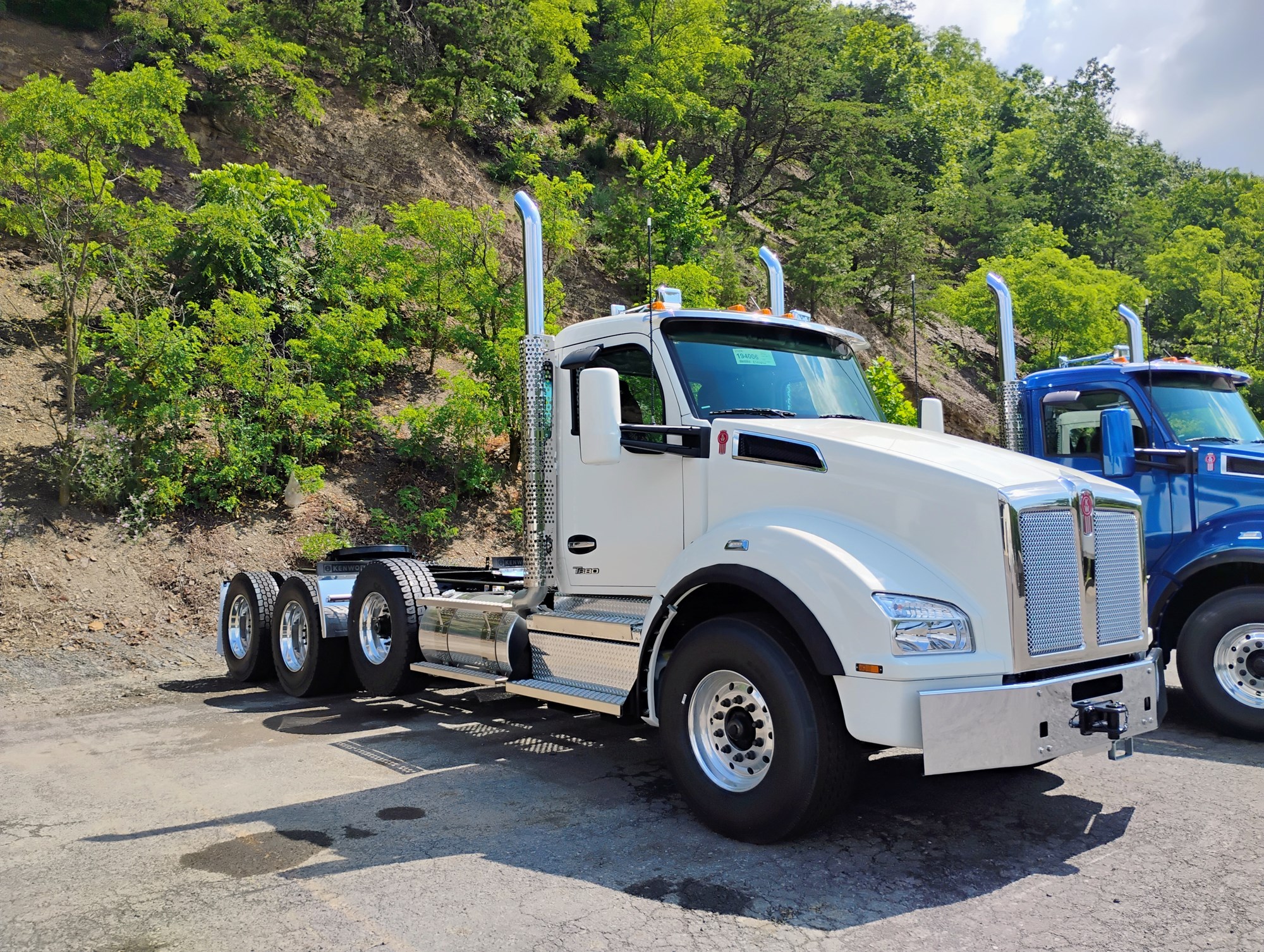 2026 Kenworth T880 - image 1 of 6