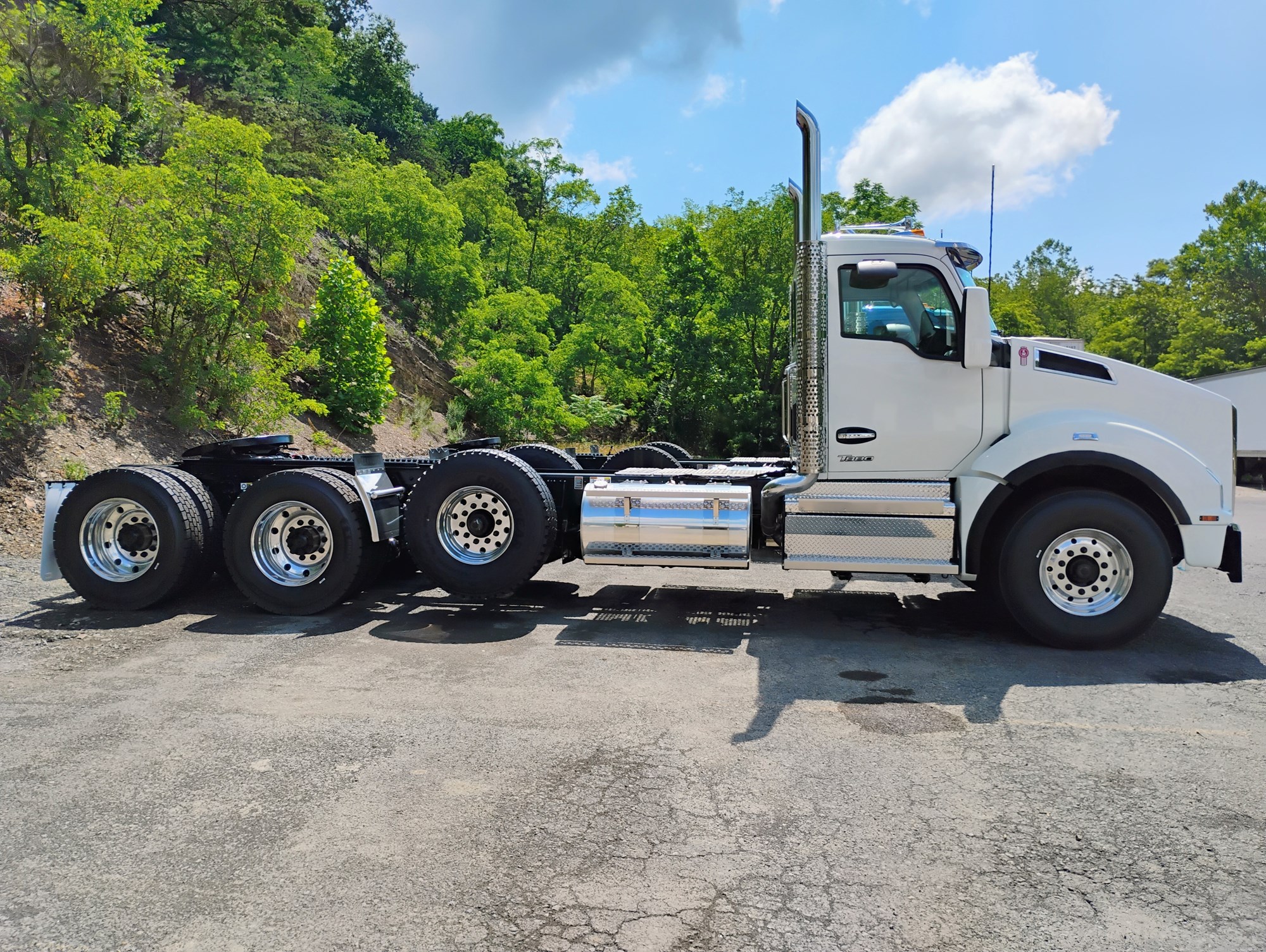 2026 Kenworth T880 - image 2 of 6