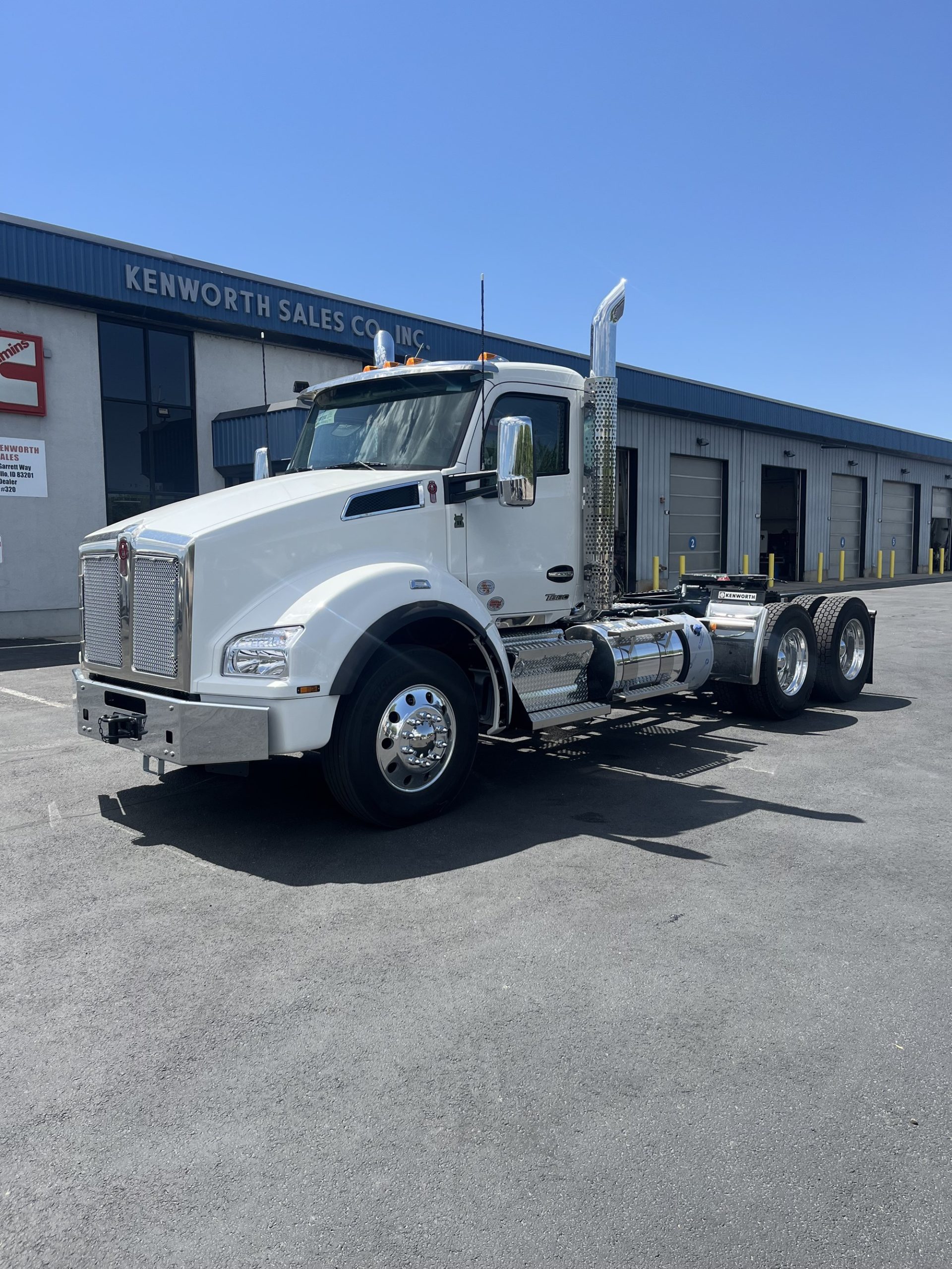 2026 Kenworth T880 - image 1 of 6