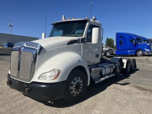 2017 Kenworth T680 HJ165329U-01