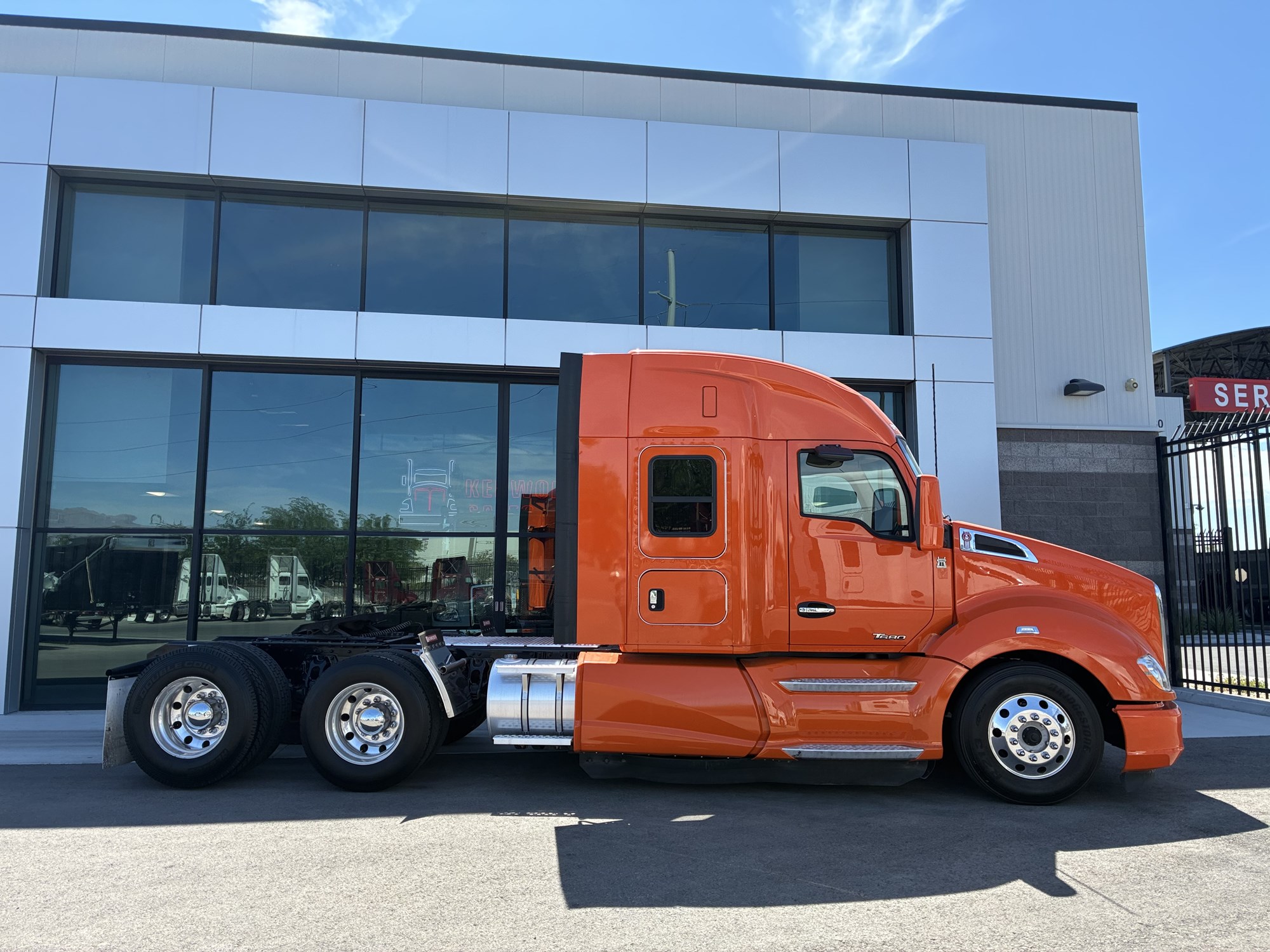 2022 Kenworth T680 - image 2 of 6