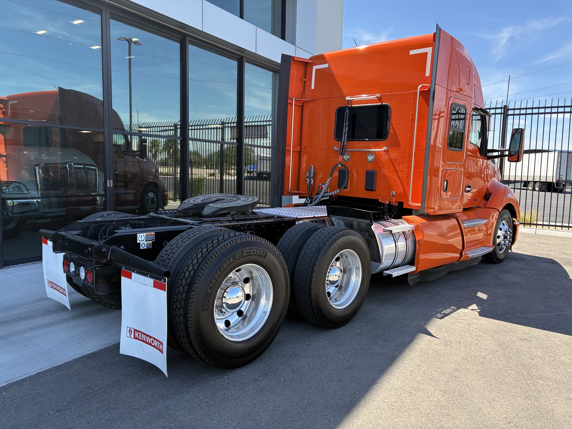 2022 Kenworth T680 - image 3 of 6